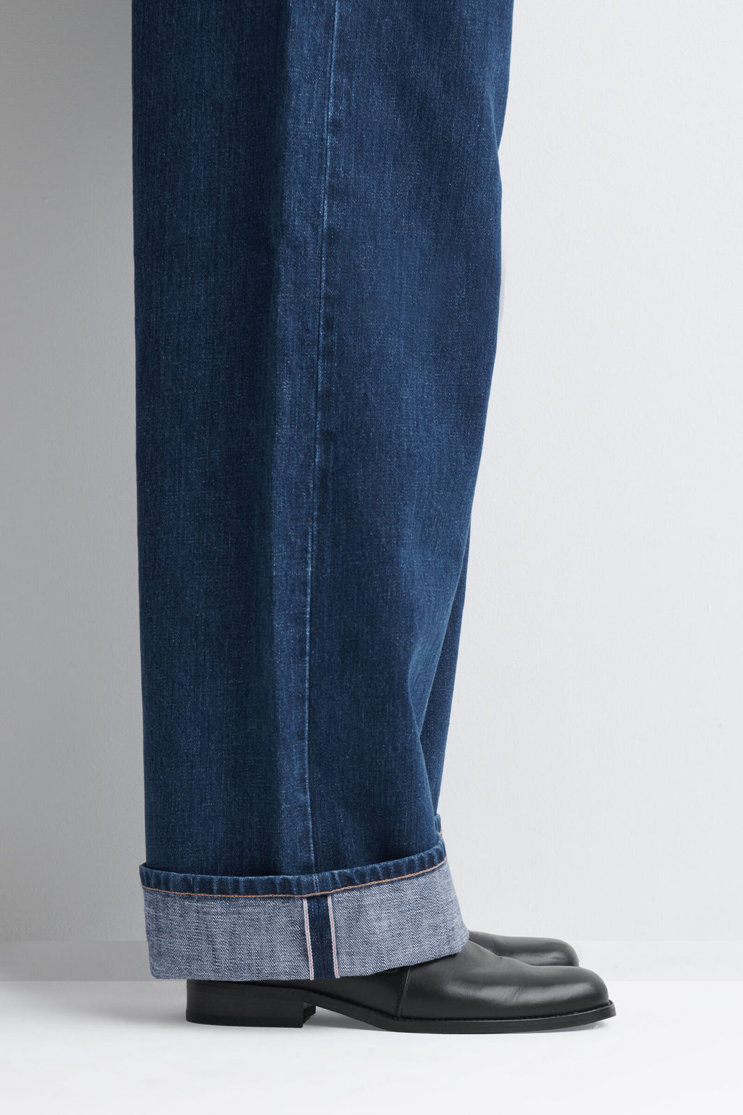 JEANS SELVEDGE DE CORTE SUELTO Y PIERNA ANCHA - AZUL OSCURO
