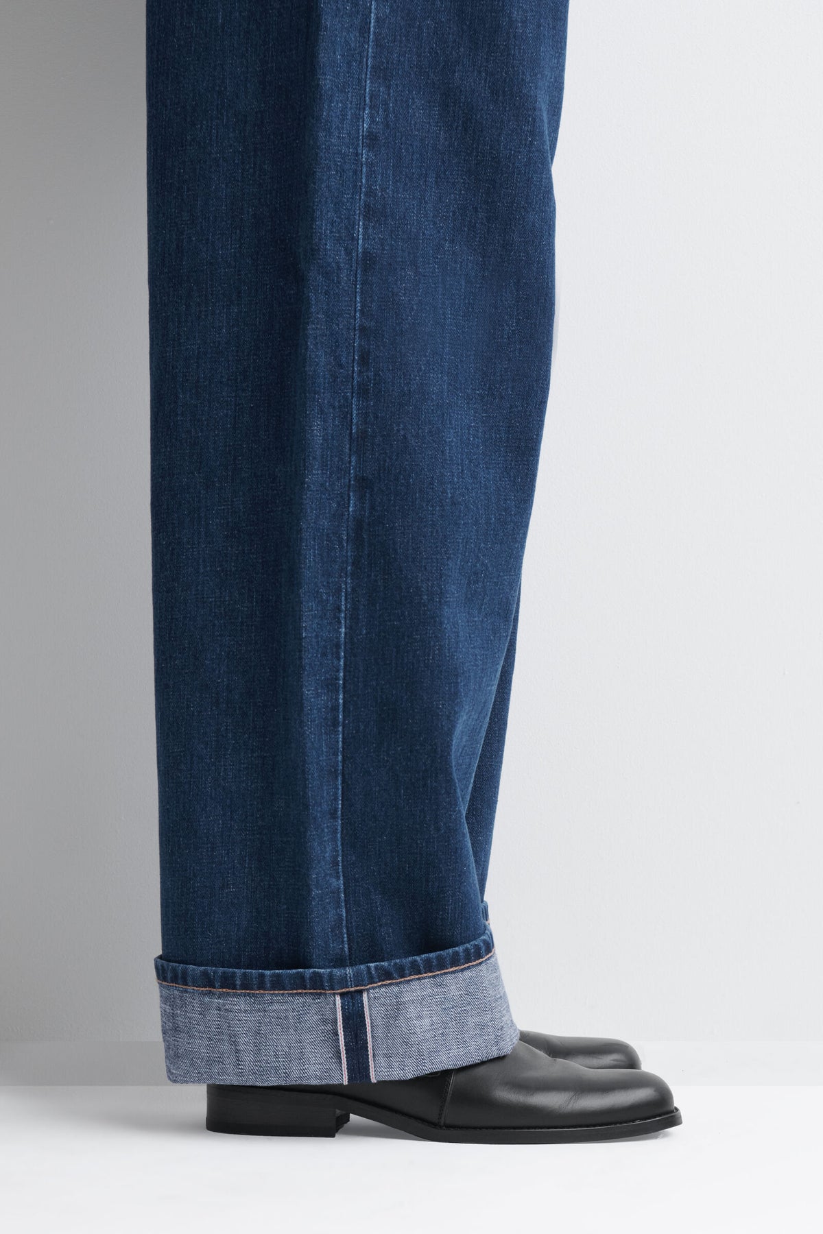 JEANS SELVEDGE DE CORTE SUELTO Y PIERNA ANCHA - AZUL OSCURO