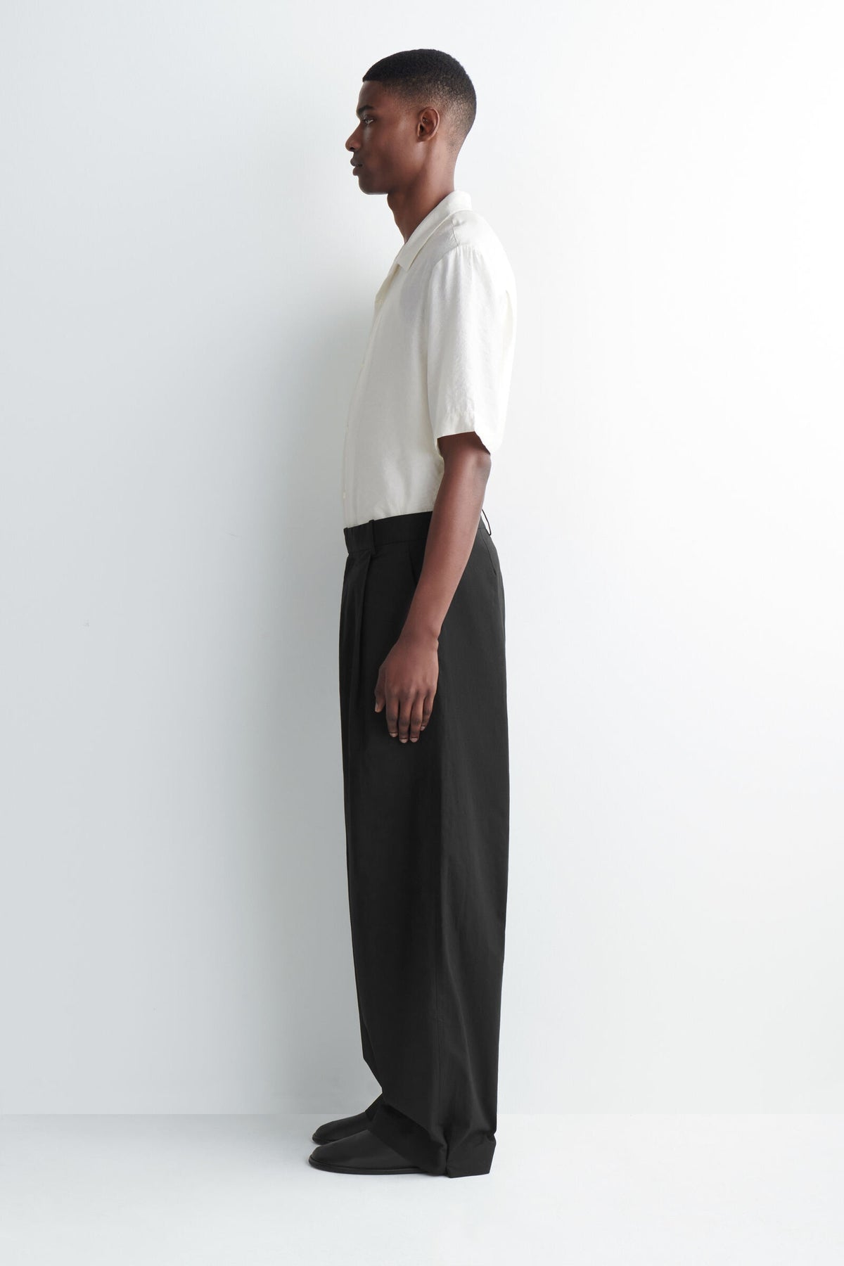PANTALONES DE ALGODÓN Y LINO DE CORTE RELAJADO Y PIERNA BARREL - NEGRO