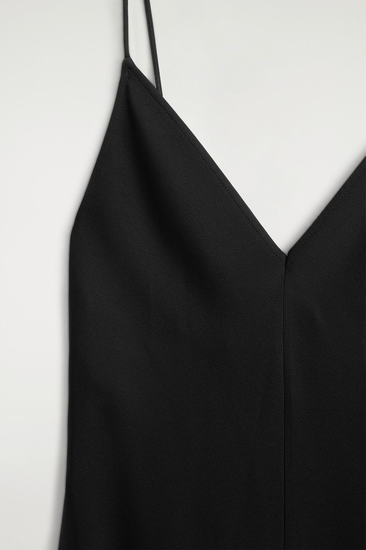 VESTIDO MIDI DE CREPÉ - NEGRO | DescriptiveDetail