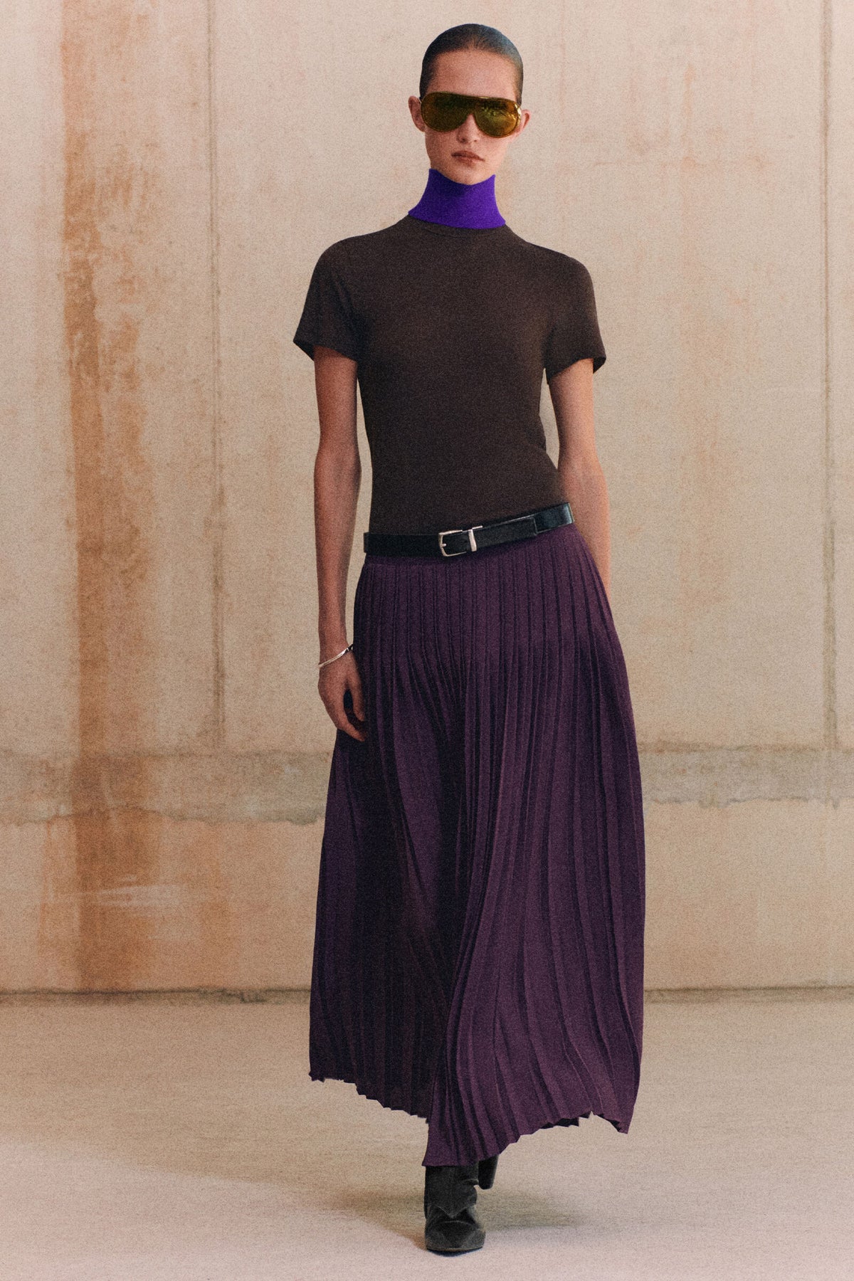 FALDA MIDI DE CREP PLISADA - MORADO | Lookbook