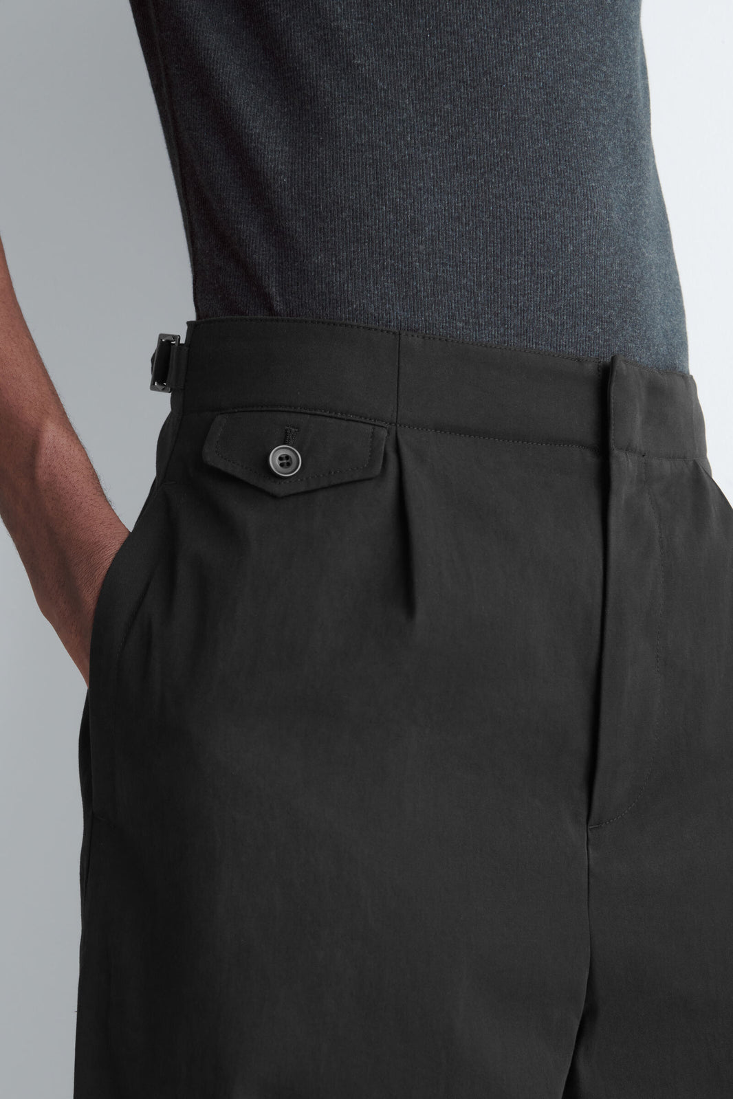 PANTALONES DE CORTE RELAJADO Y PIERNA ANCHA CON BOLSILLOS - NEGRO