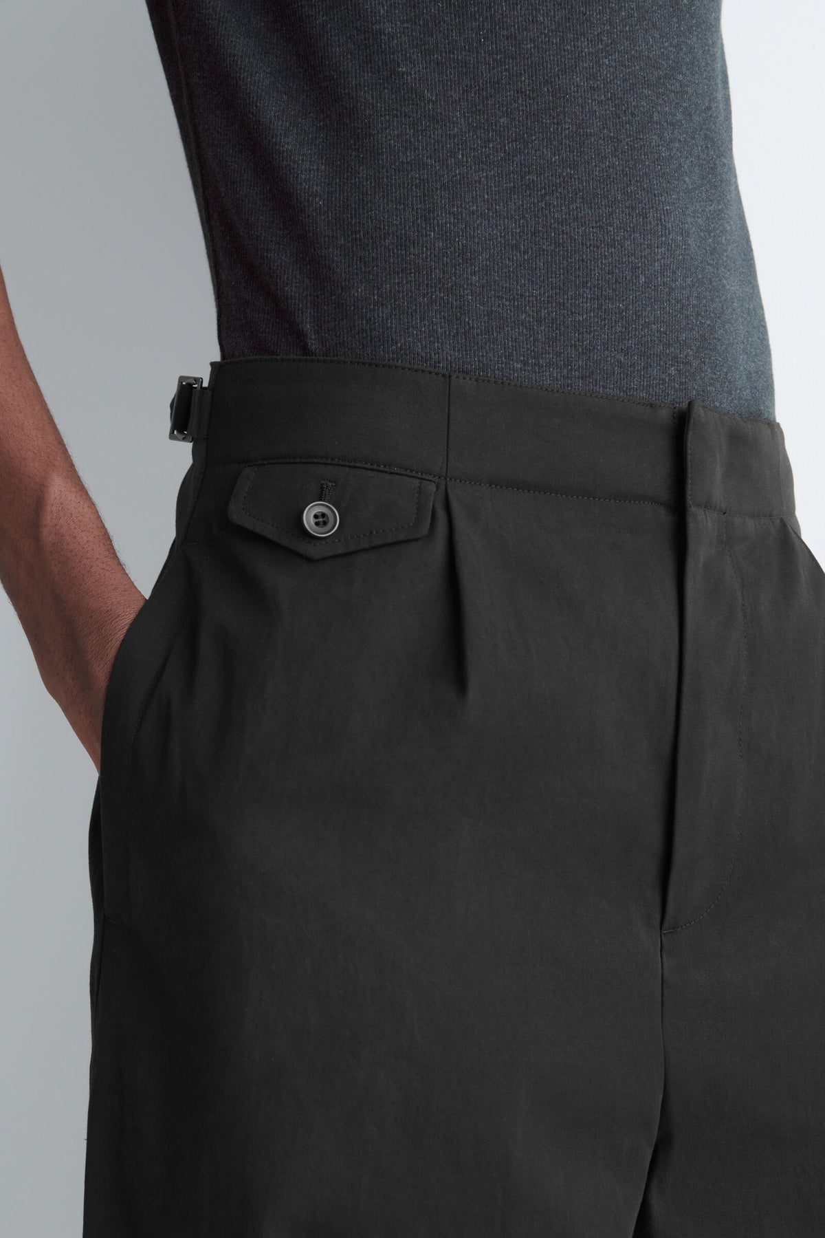 PANTALONES DE CORTE RELAJADO Y PIERNA ANCHA CON BOLSILLOS - NEGRO