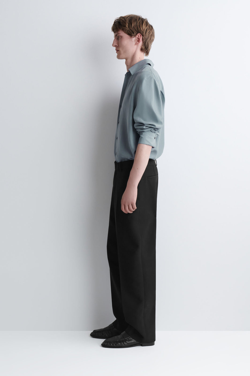 PANTALONES DE MEZCLA DE LANA CON CORTE RELAJADO Y PIERNA RECTA - NEGRO