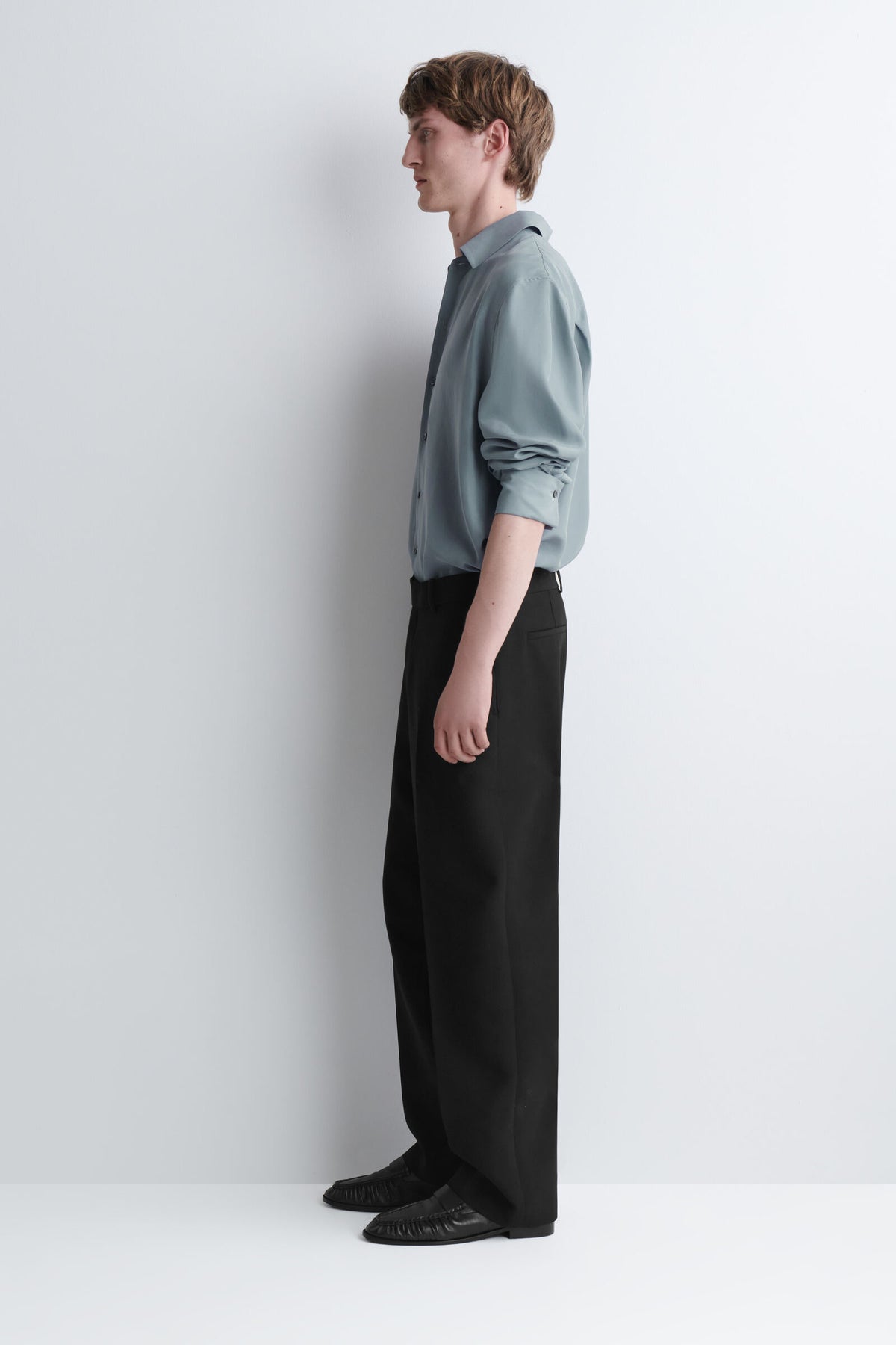 PANTALONES DE MEZCLA DE LANA CON CORTE RELAJADO Y PIERNA RECTA - NEGRO
