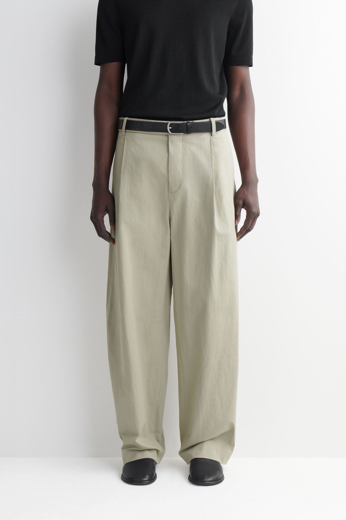 PANTALONES DE ALGODÓN Y LINO DE CORTE RELAJADO Y PIERNA BARREL - KAKI