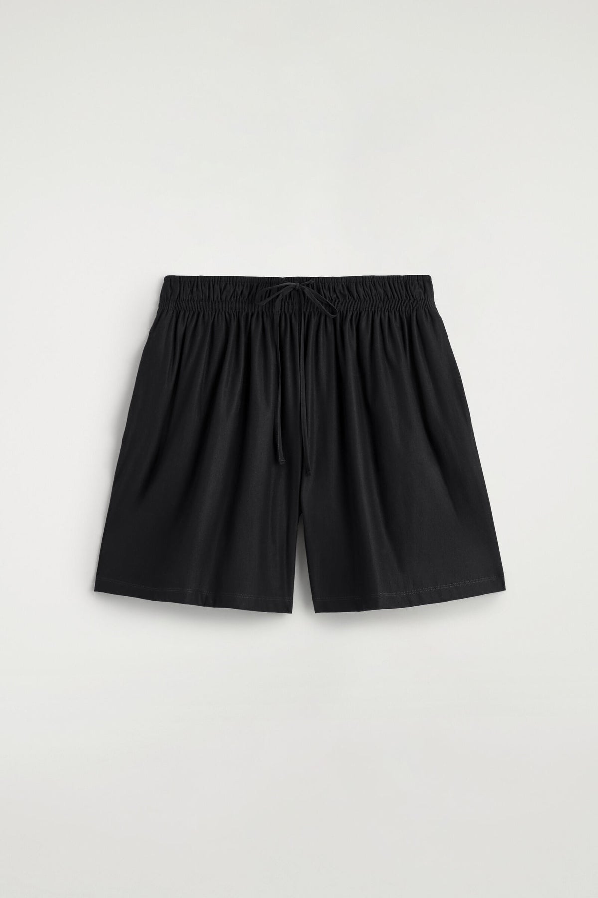 SHORTS CON CINTURA FRUNCIDA - NEGRO | DescriptiveStillLife