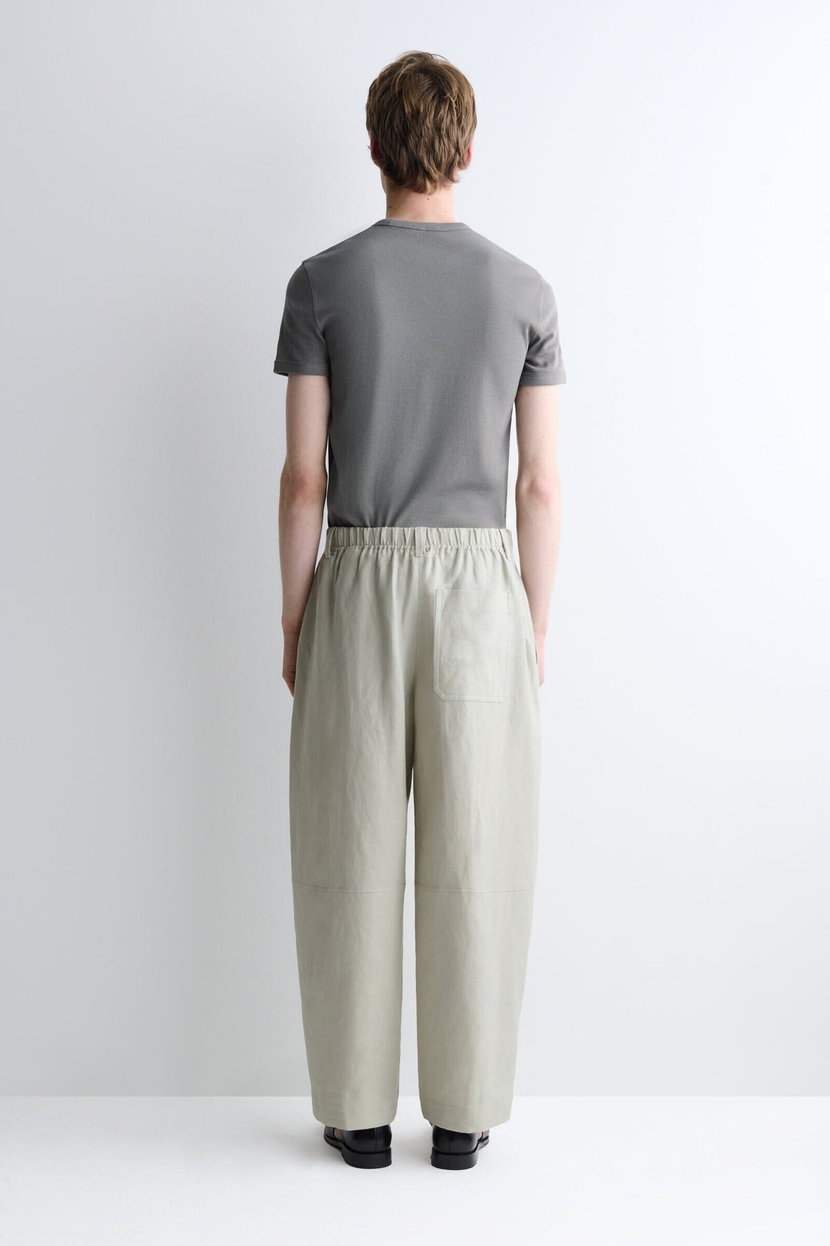 PANTALONES DE LINO DE CORTE RELAJADO Y PIERNA BARREL - VERDE CLARO - StillMedia/Lookbook