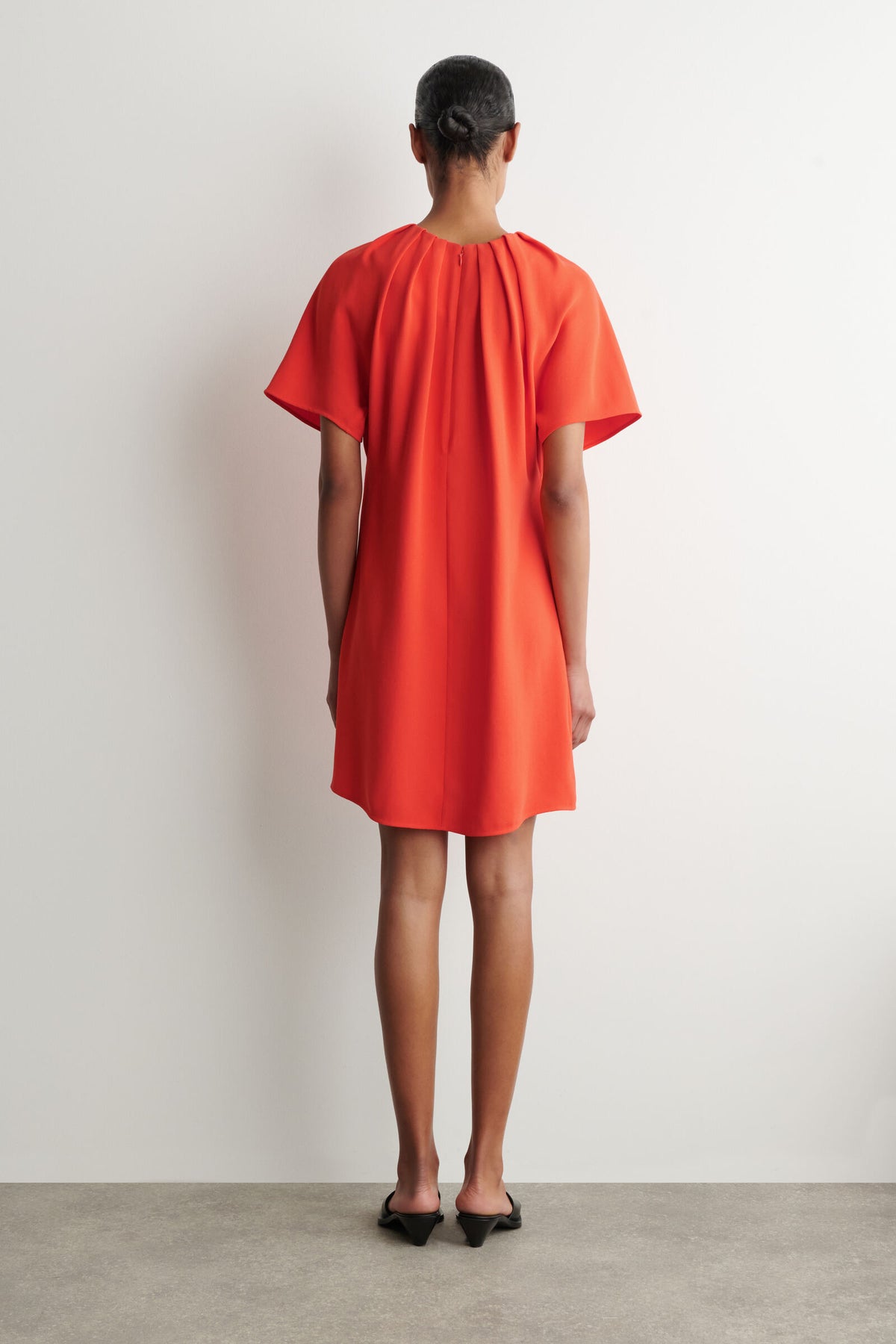 VESTIDO CORTO CON MANGAS ABULLONADAS - NARANJA