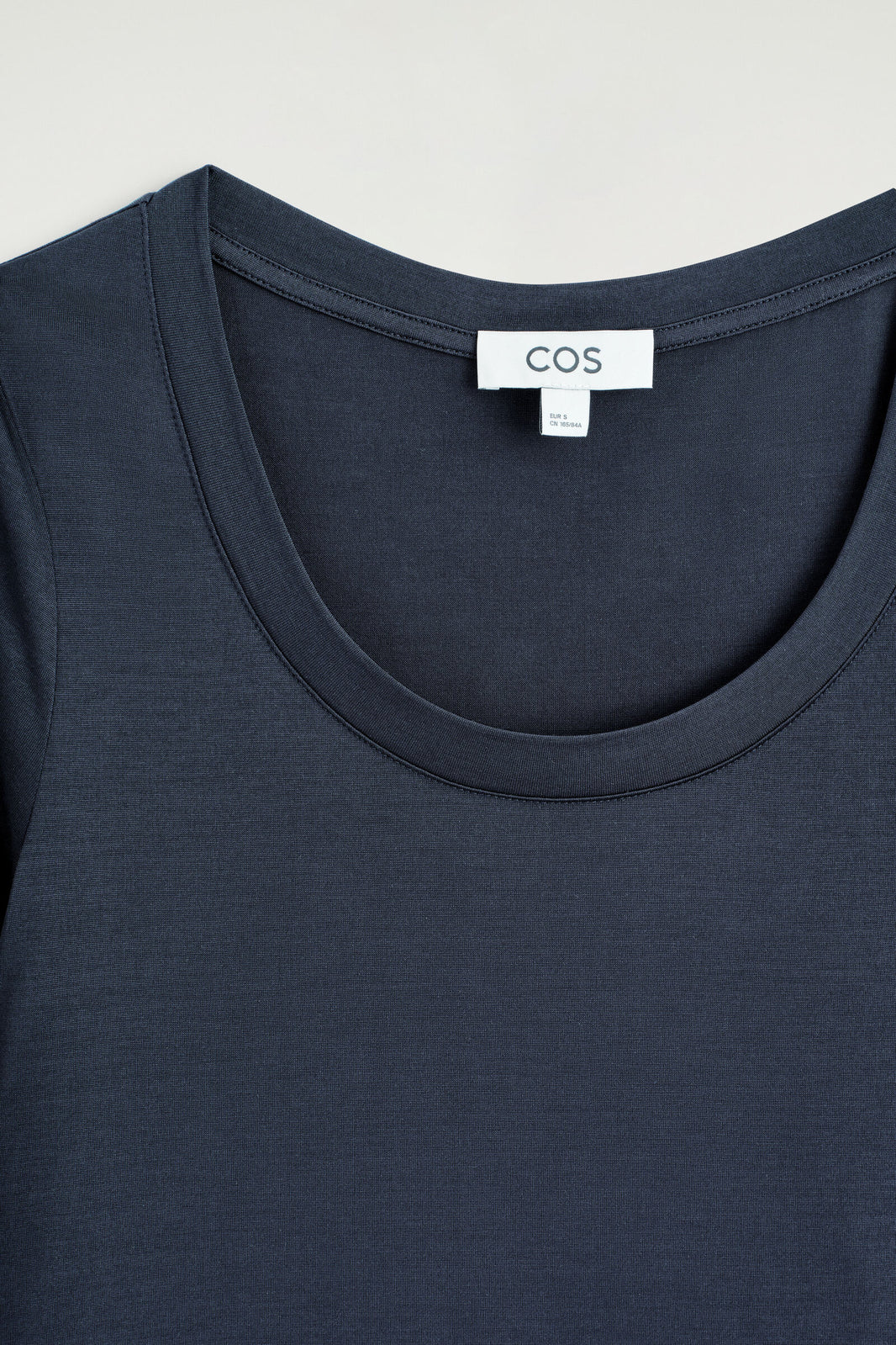 CAMISETA DE SEDA AJUSTADA - AZUL MARINO | DescriptiveDetail