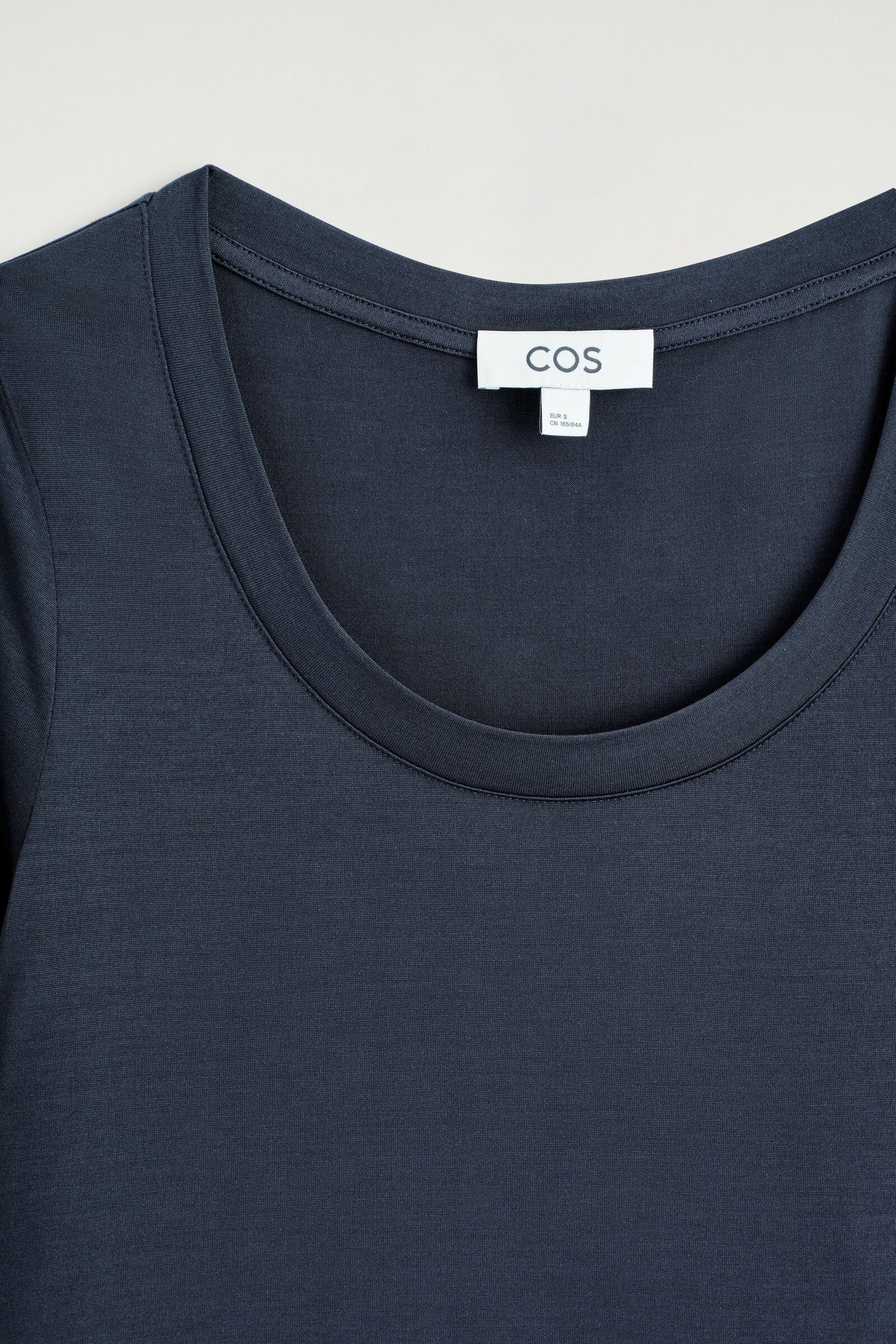 CAMISETA DE SEDA AJUSTADA - AZUL MARINO | DescriptiveDetail