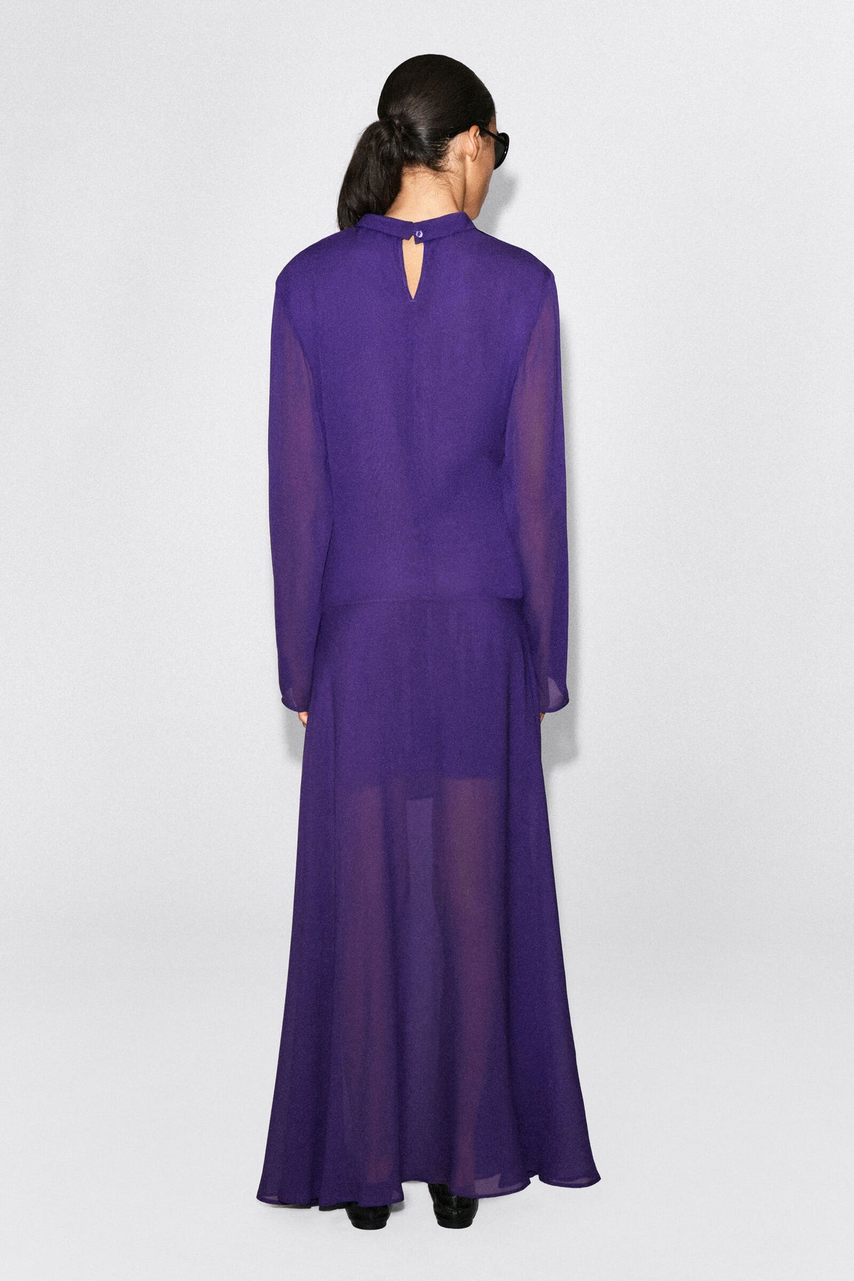 VESTIDO MIDI DRAPEADO DE CUELLO ALTO - MORADO