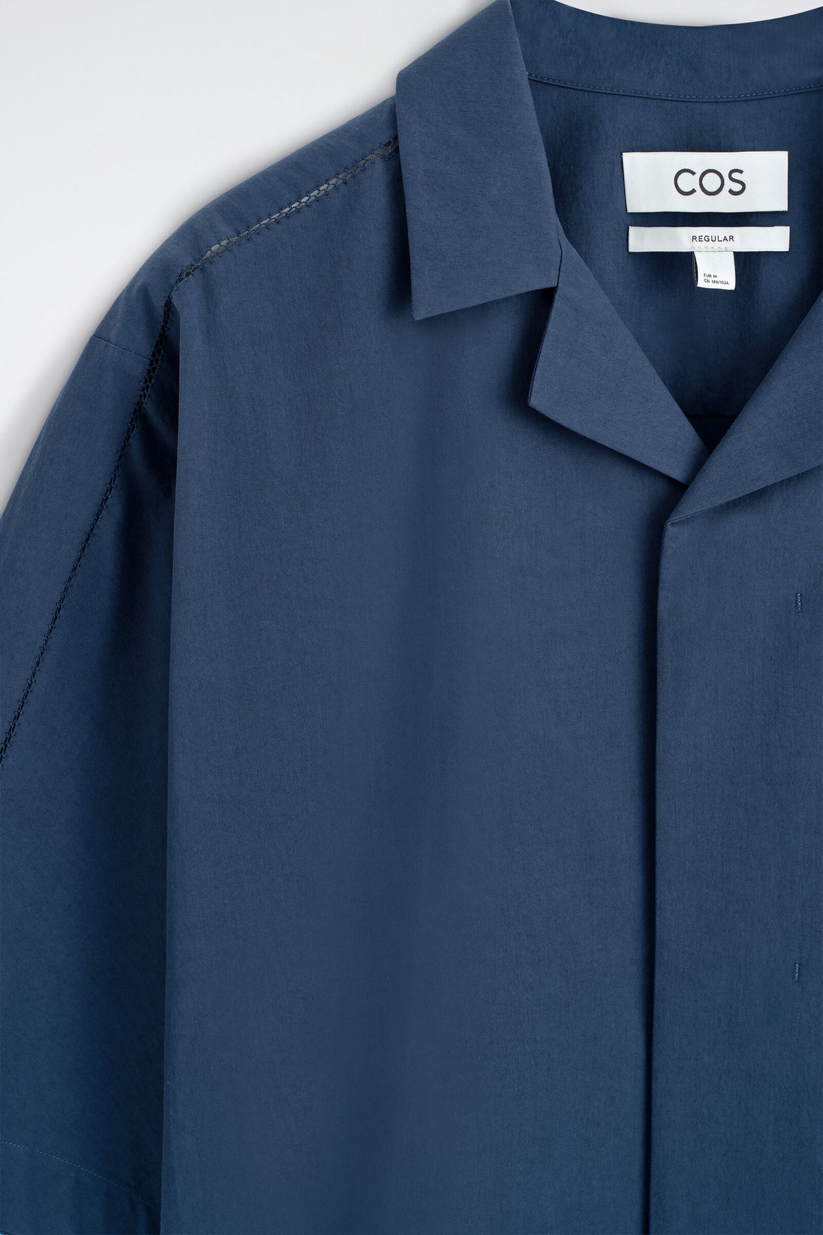 CAMISA DE ALGODÓN PIMA CON CUELLO CAMPER Y BORDADOS - AZUL MARINO | DescriptiveDetail