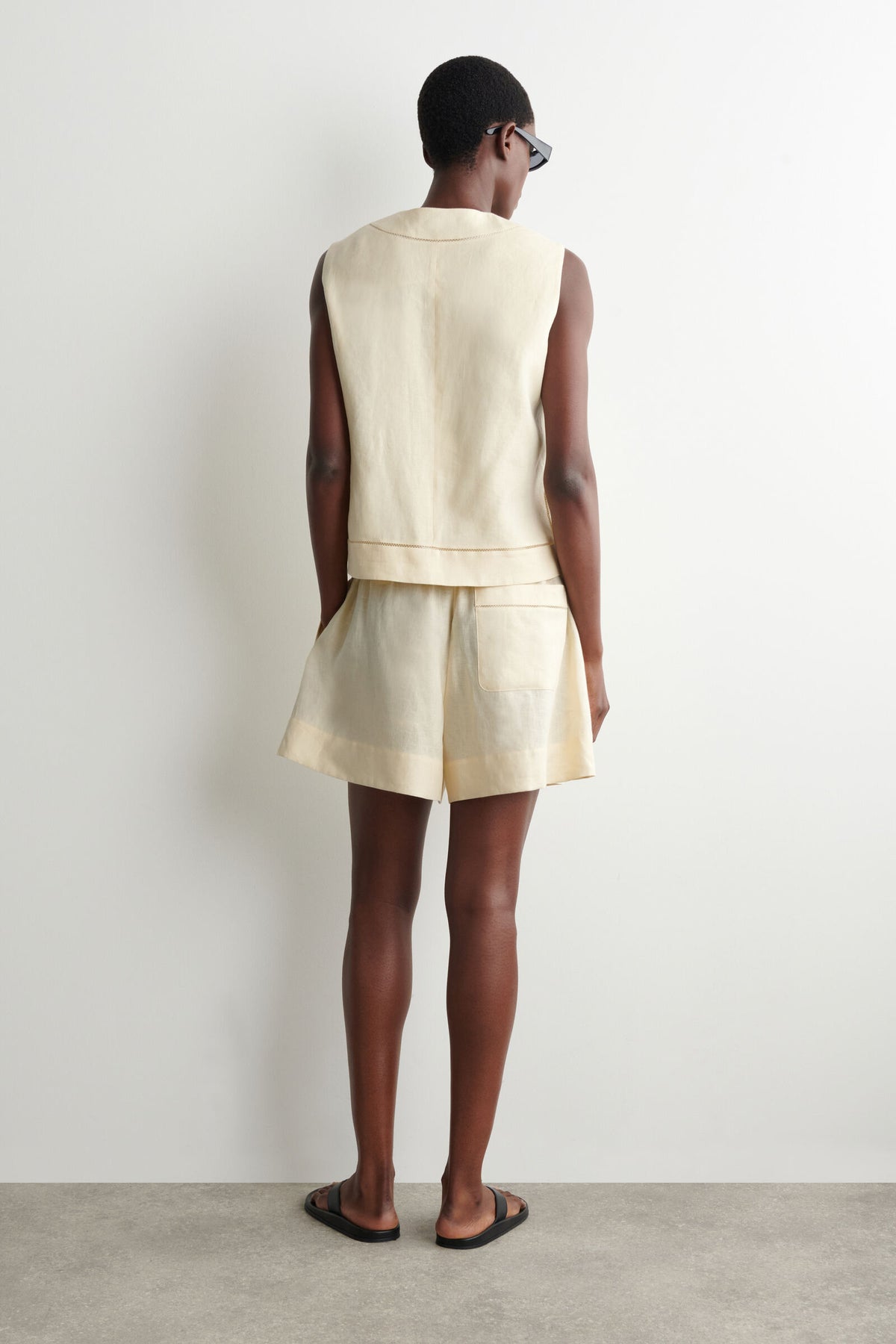 SHORTS DE LINO CON DETALLES BORDADOS - AMARILLO MANTEQUILLA - StillMedia/Lookbook