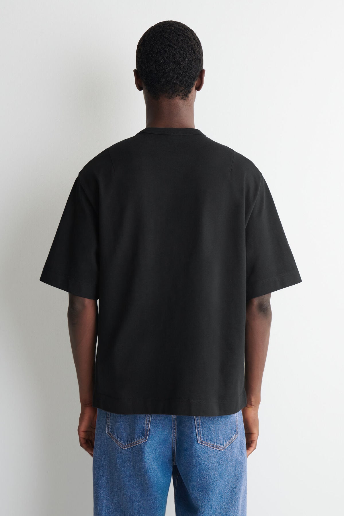 CAMISETA OVERSIZE CON BOLSILLOS - NEGRO