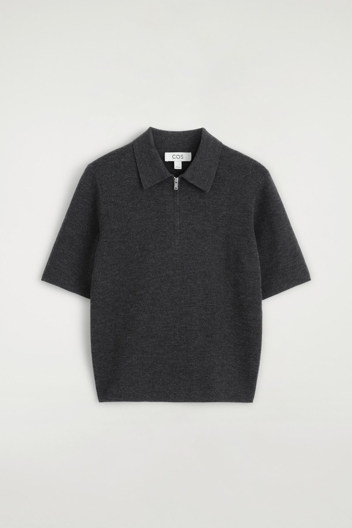 POLO DE LANA MERINO CON CREMALLERA - CARBÓN | DescriptiveStillLife