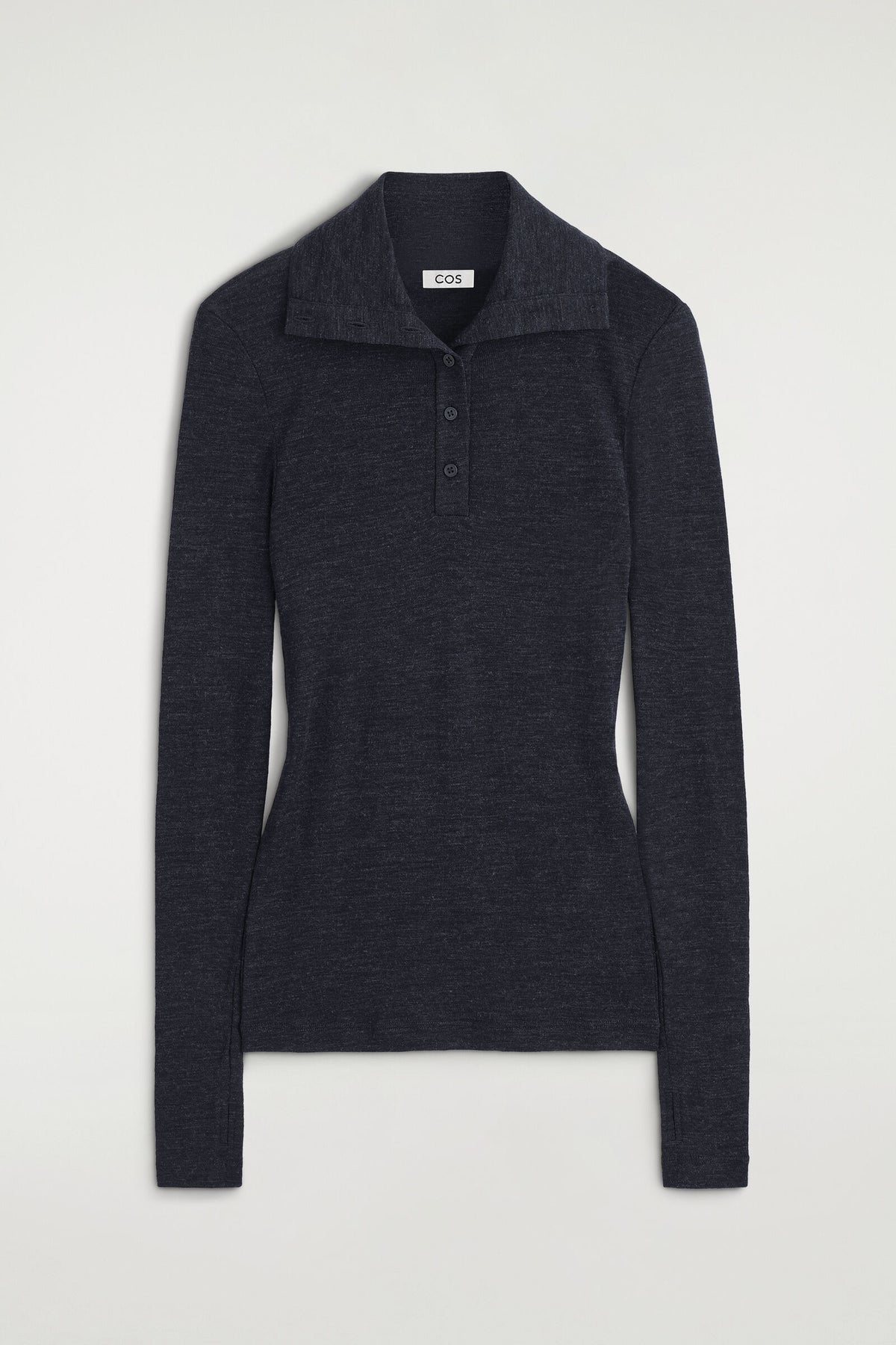 TOP DE MERINO CON CUELLO DE TROMPETA Y BOTONES - CARBÓN MELANGE | DescriptiveStillLife