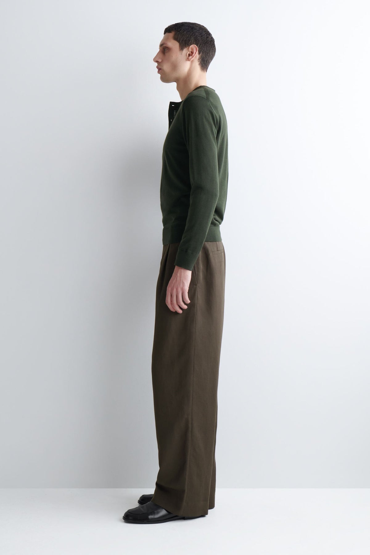 PANTALONES DE LINO DE CORTE RELAJADO Y PIERNA ANCHA - MARRÓN OSCURO - StillMedia/Lookbook