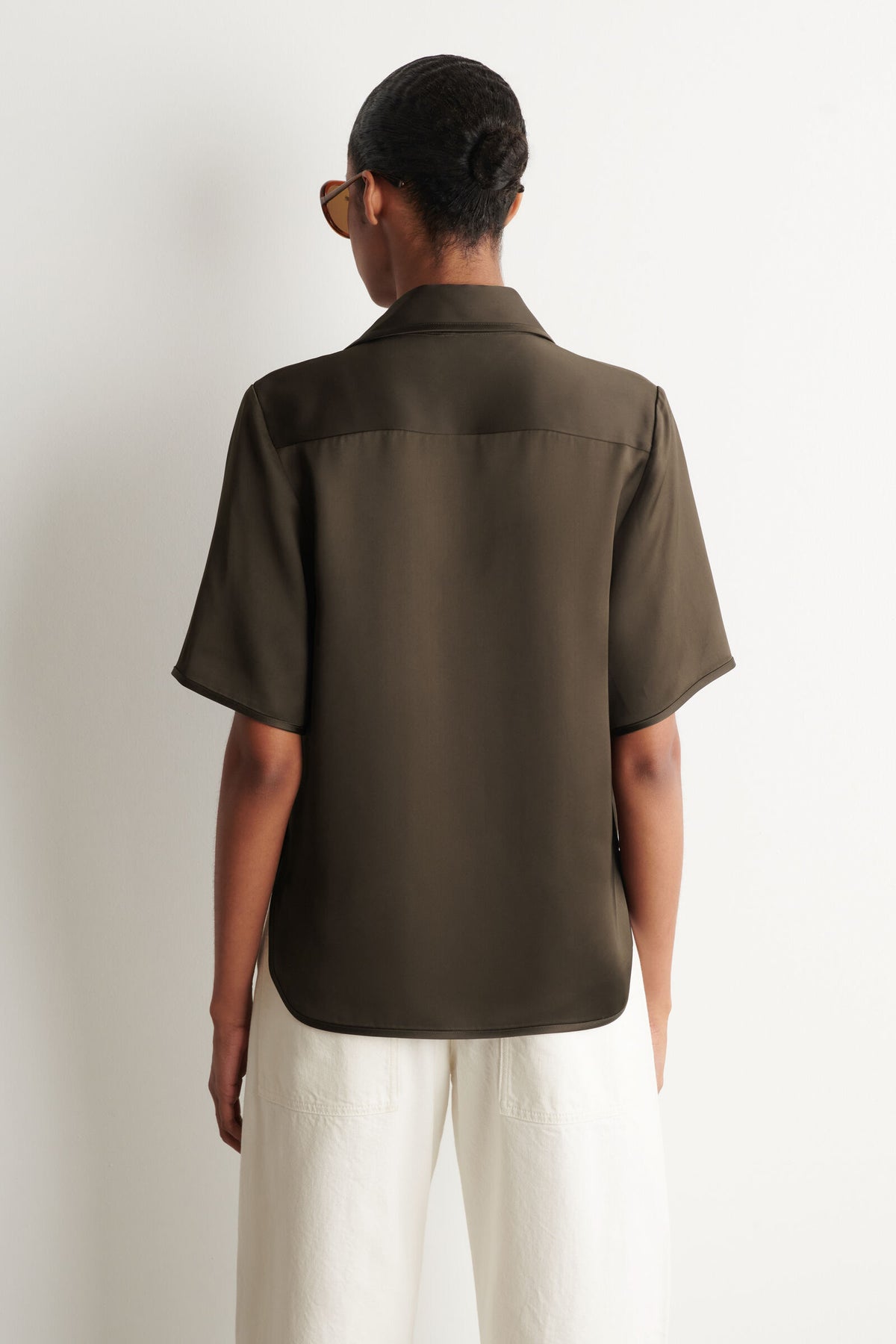 CAMISA DE SATÍN CON CONTRASTE - MARRÓN
