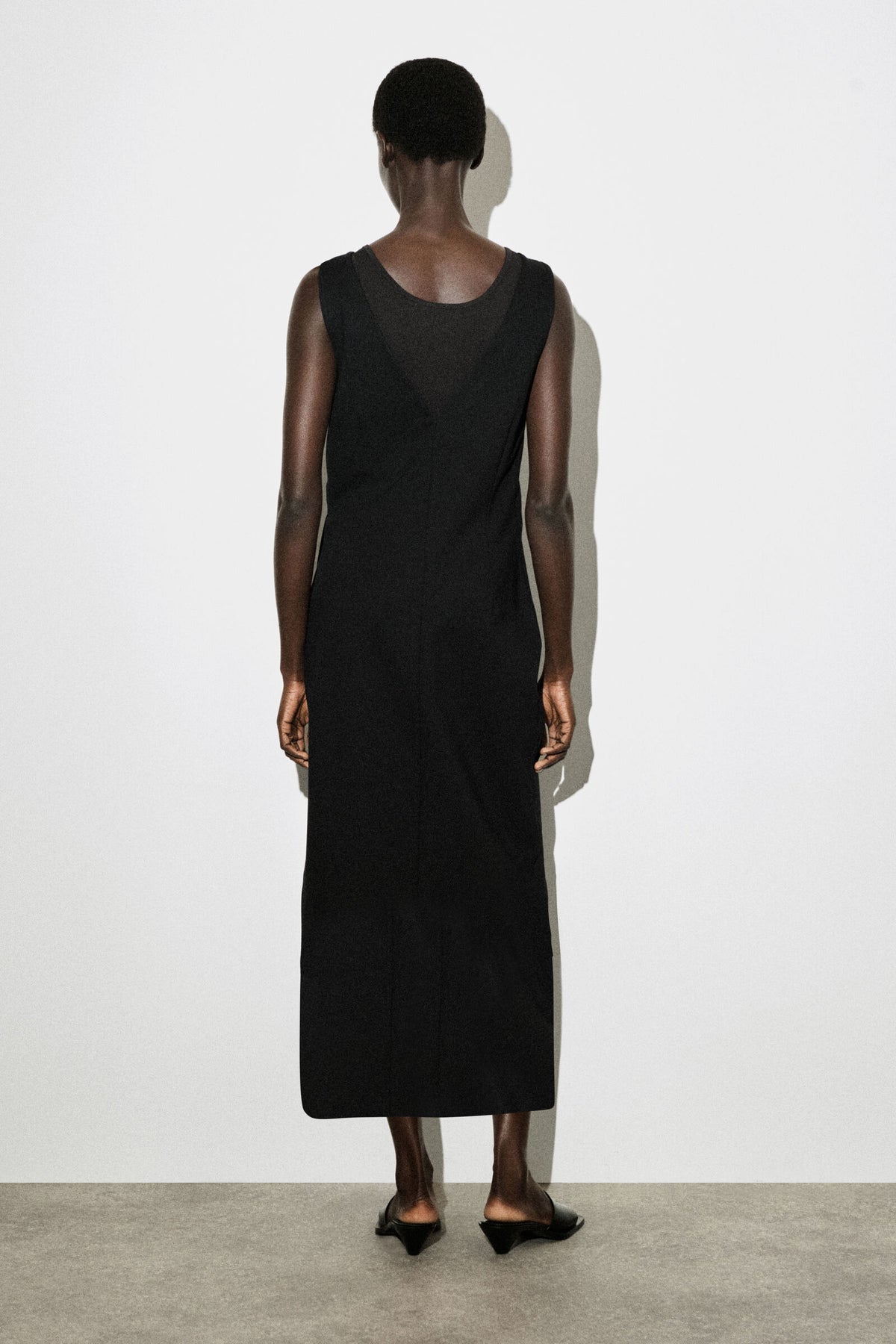 VESTIDO MIDI ENVUELTO CON ESCOTE EN V - NEGRO - StillMedia/Lookbook