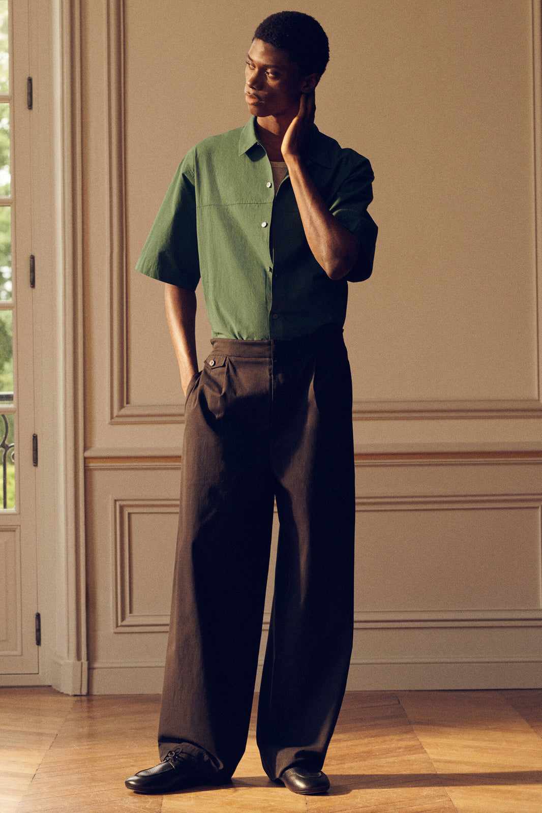 PANTALONES DE CORTE RELAJADO Y PIERNA ANCHA CON BOLSILLOS - NEGRO | Lookbook