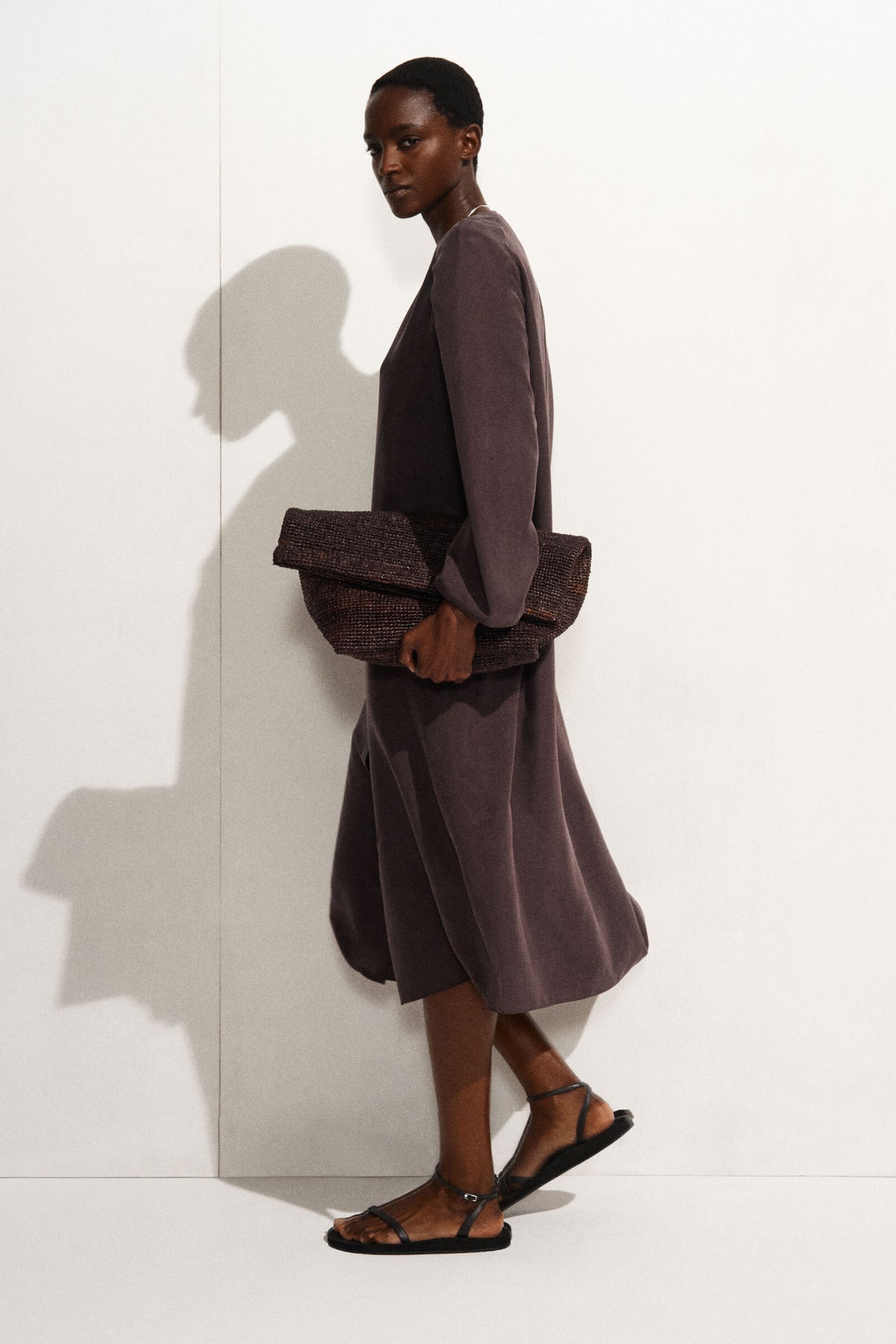 VESTIDO MIDI DE SEDA RECOGIDA - MARRÓN