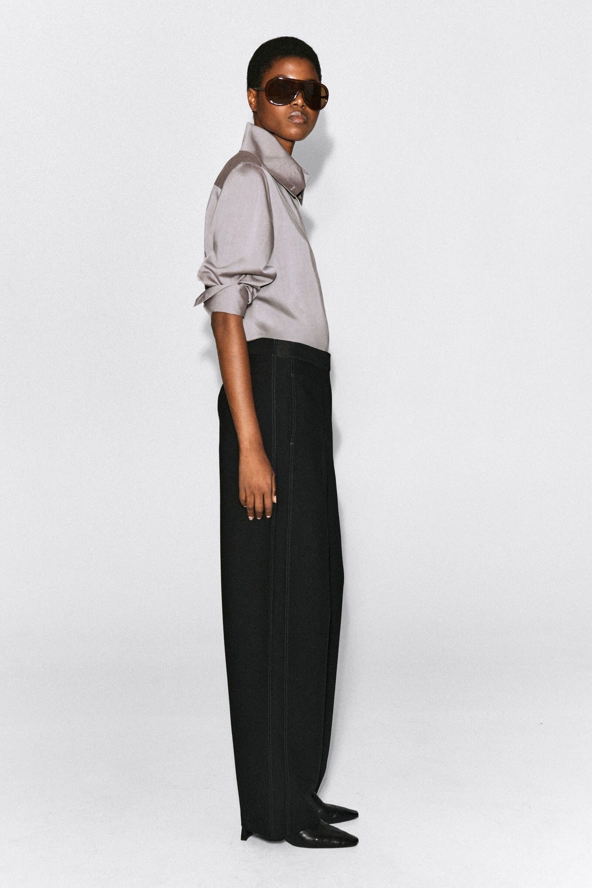 PANTALONES DE PIERNA BARREL CON COSTURAS - NEGRO