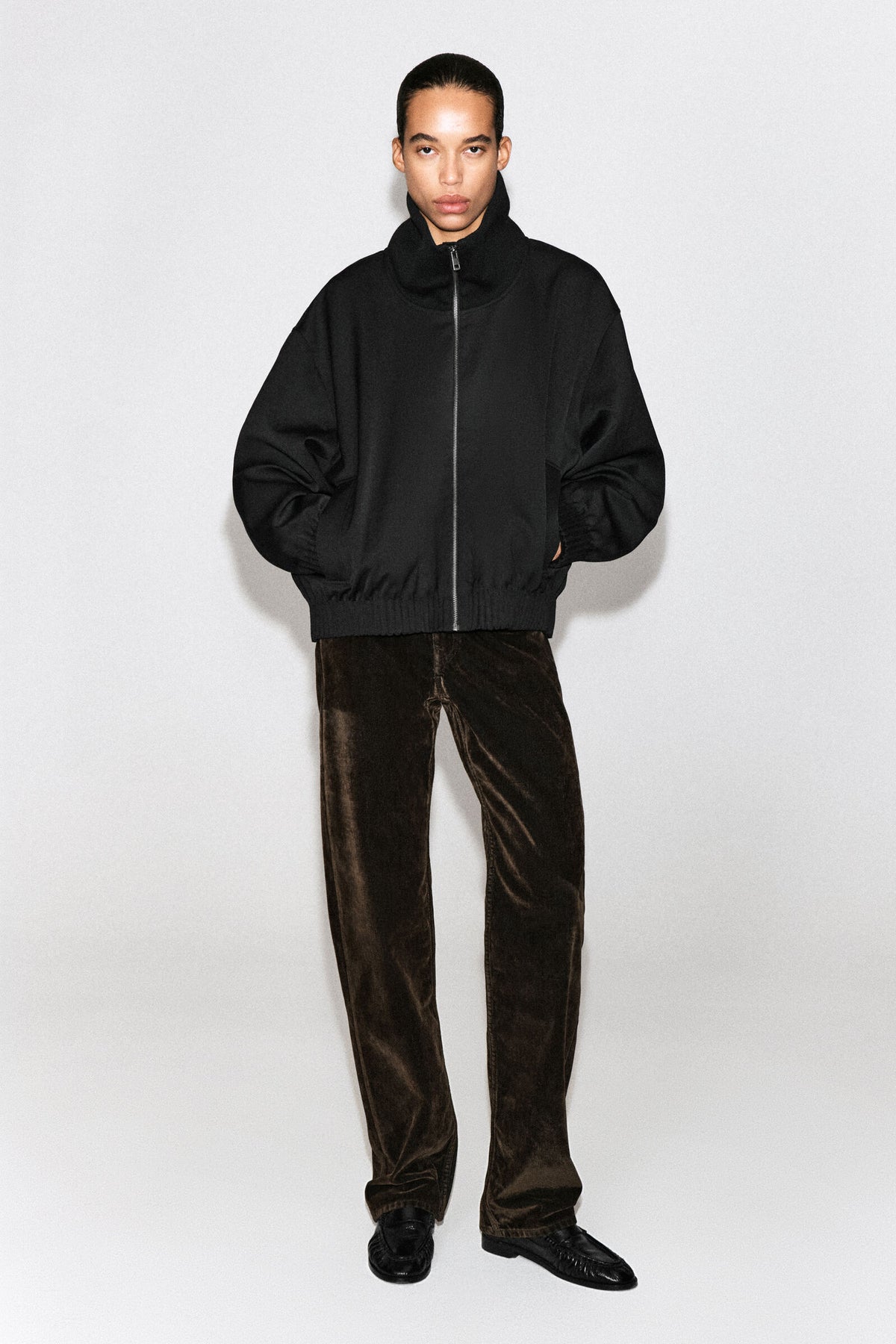 CHAQUETA CON CUELLO ALTO - NEGRO