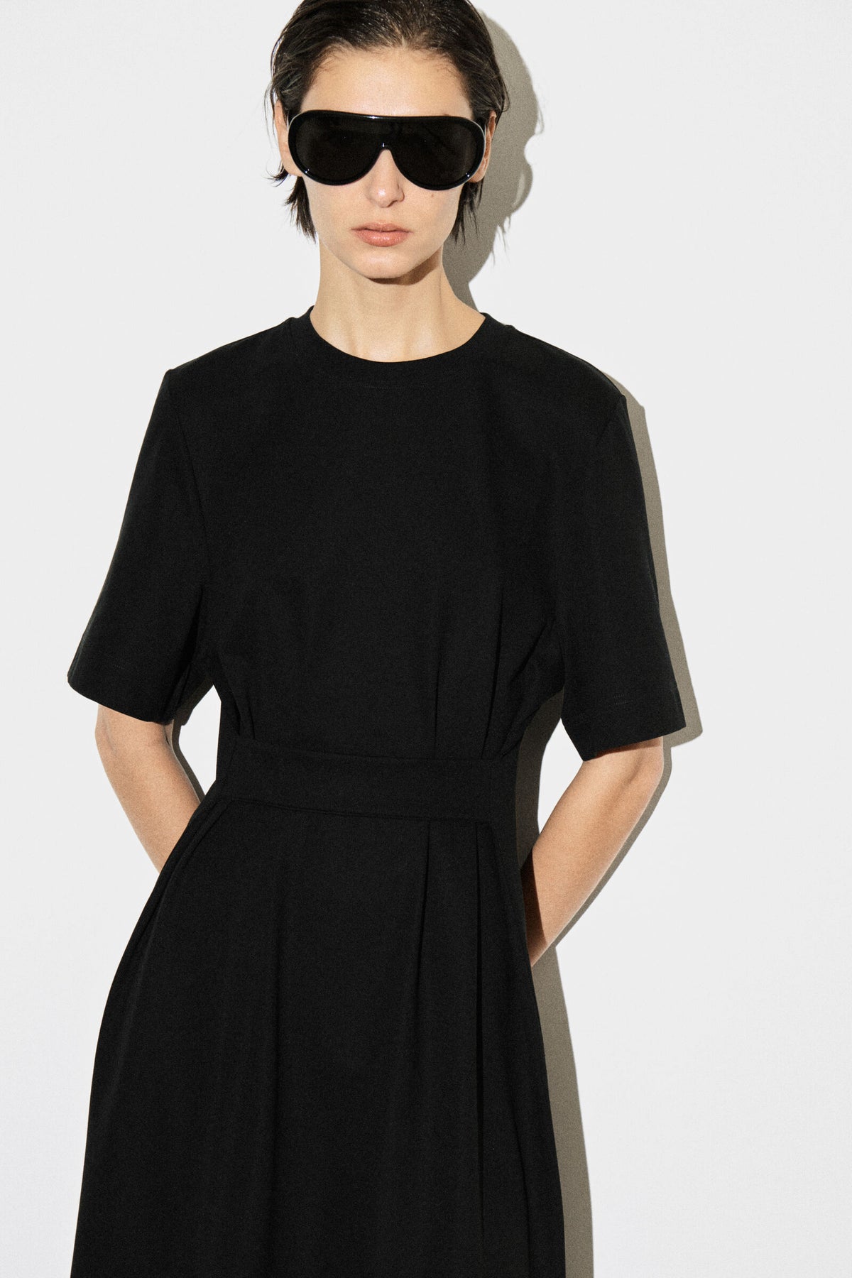 VESTIDO T-SHIRT MIDI CON DETALLE DE CINTURÓN - NEGRO - StillMedia/Lookbook