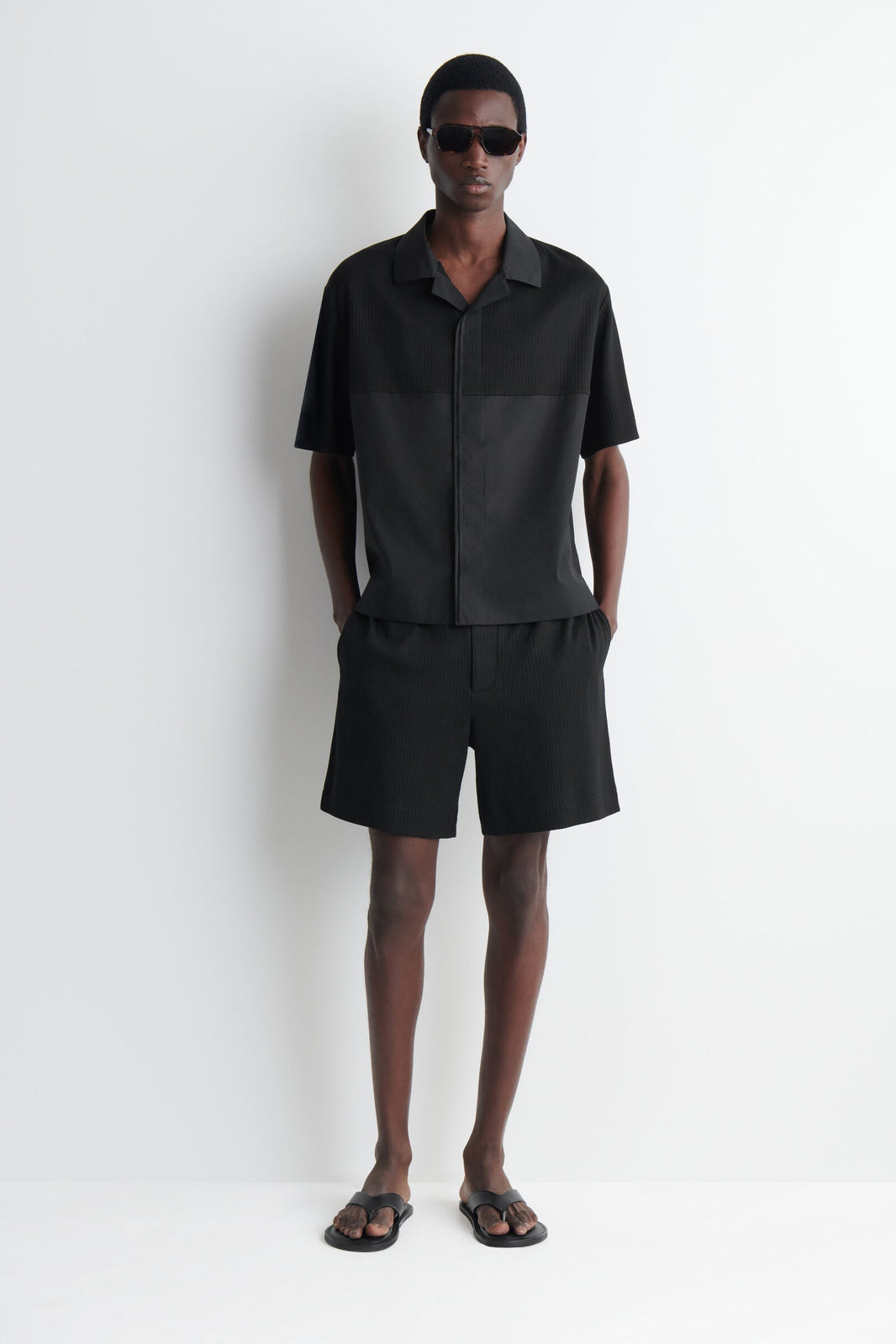 CAMISA RELAJADA CON PANELES DE CONTRASTE - NEGRO