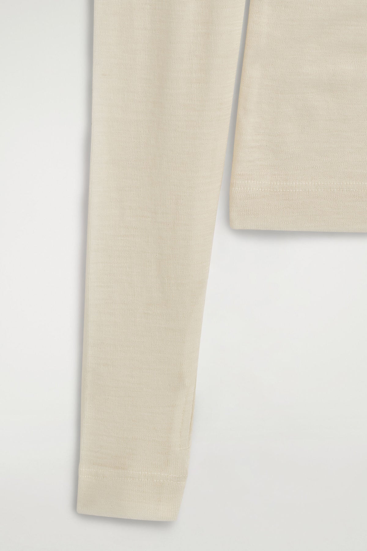 TOP DE MERINO CON CUELLO DE TROMPETA Y BOTONES - MARFIL | DescriptiveDetail