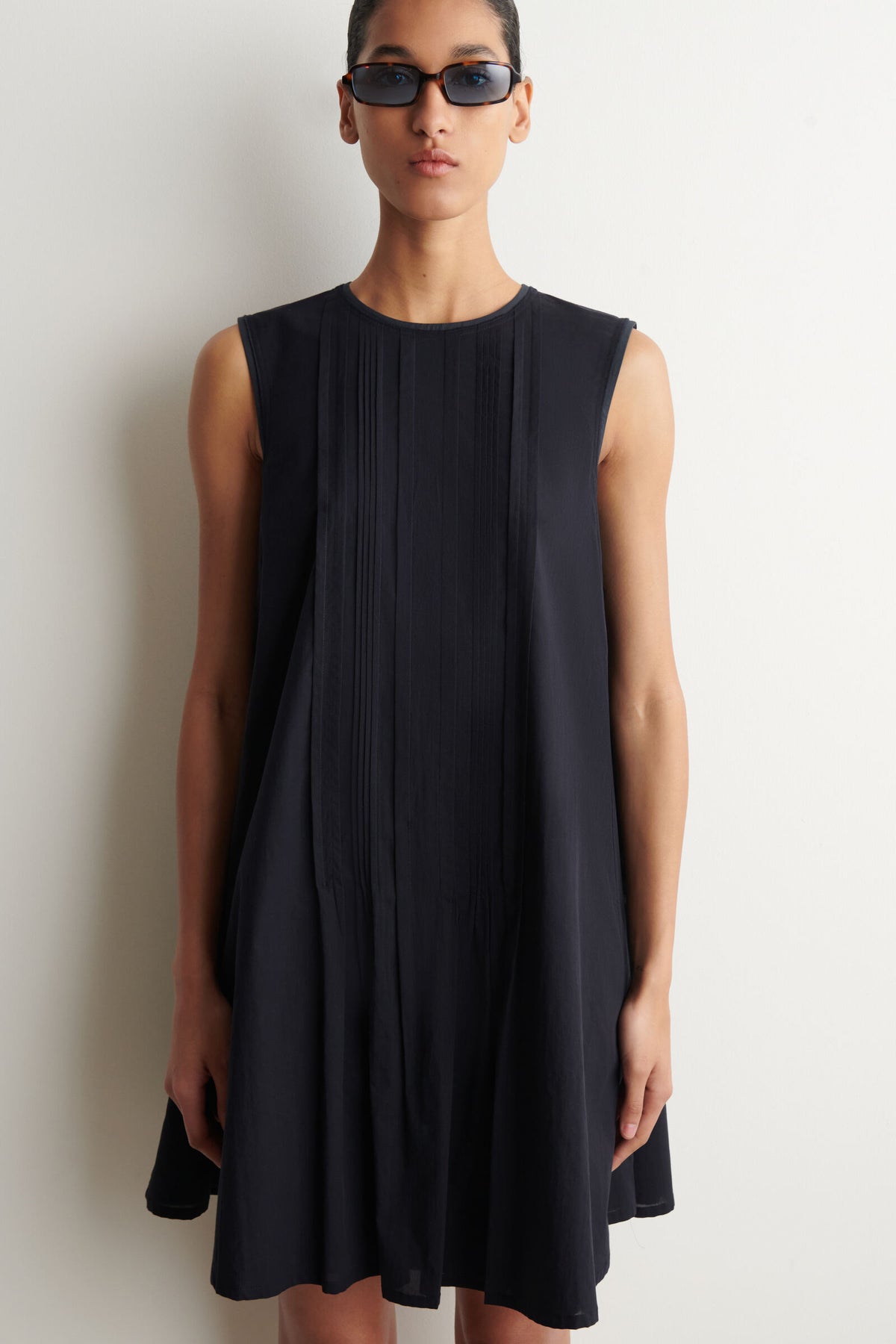 VESTIDO MINI CON PLISADOS Y CAPAS - MARINO