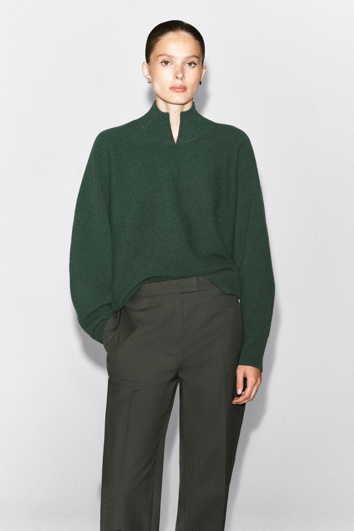 PANTALONES DE SARGA CON CORTE FLARE - KAKI