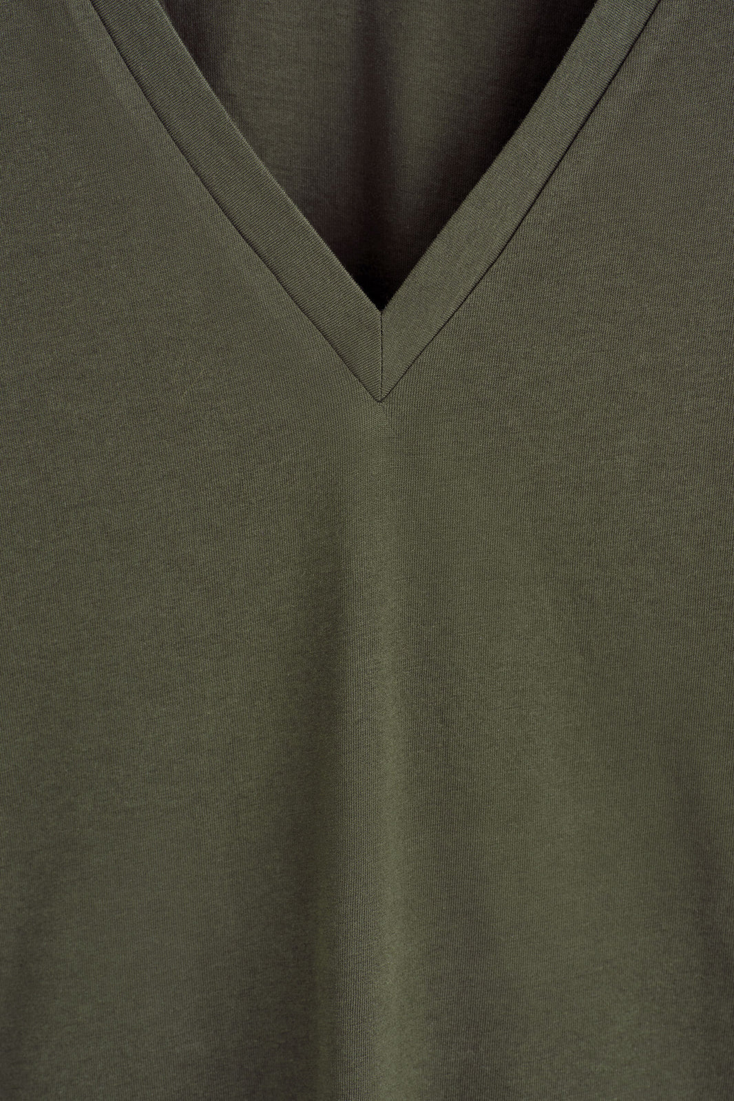 CAMISETA ALGODÓN CUELLO PICO - CAQUI OSCURO | DescriptiveDetail