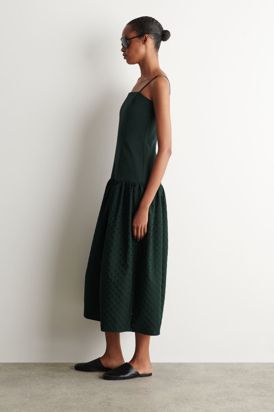 VESTIDO CON CINTURA CAÍDA Y LUNARES - VERDE / LUNARES