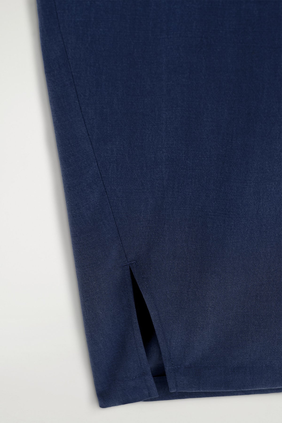 PANTALONES DE TELA CON PIERNA BARREL Y ELÁSTICO - AZUL MARINO