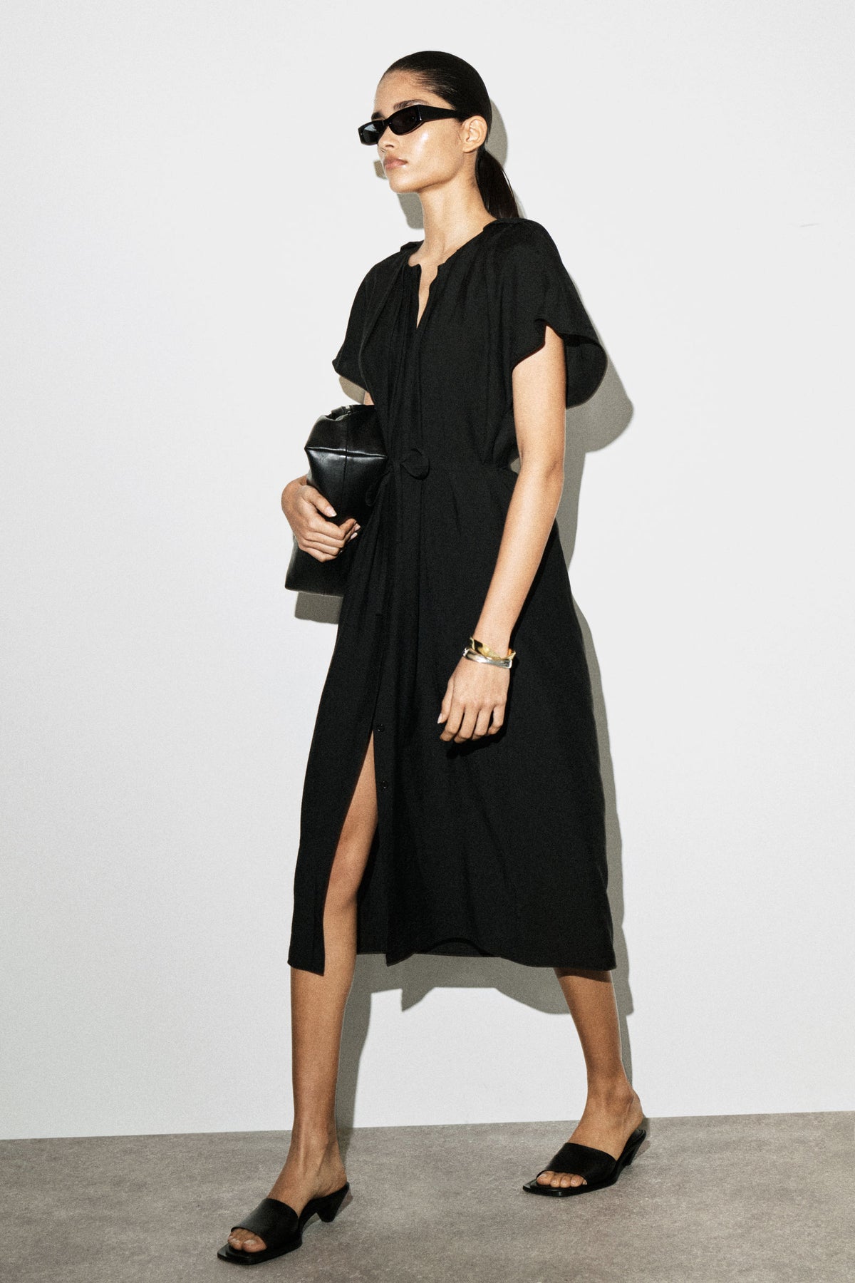 VESTIDO MIDI PLISADO CON CINTURÓN - NEGRO - StillMedia/Lookbook
