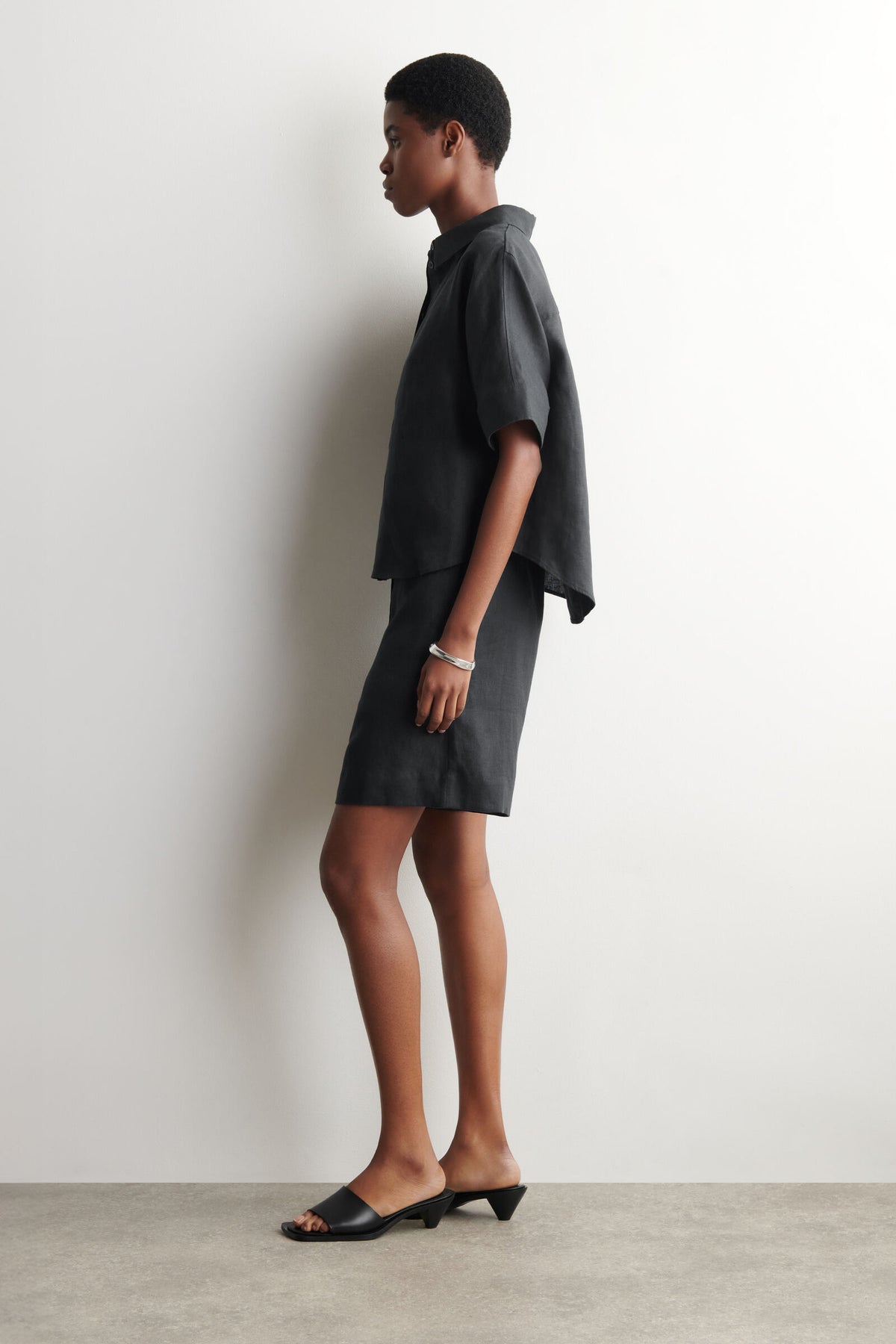 SHORTS DE LINO SASTRE CON ELÁSTICO - NEGRO - StillMedia/Lookbook