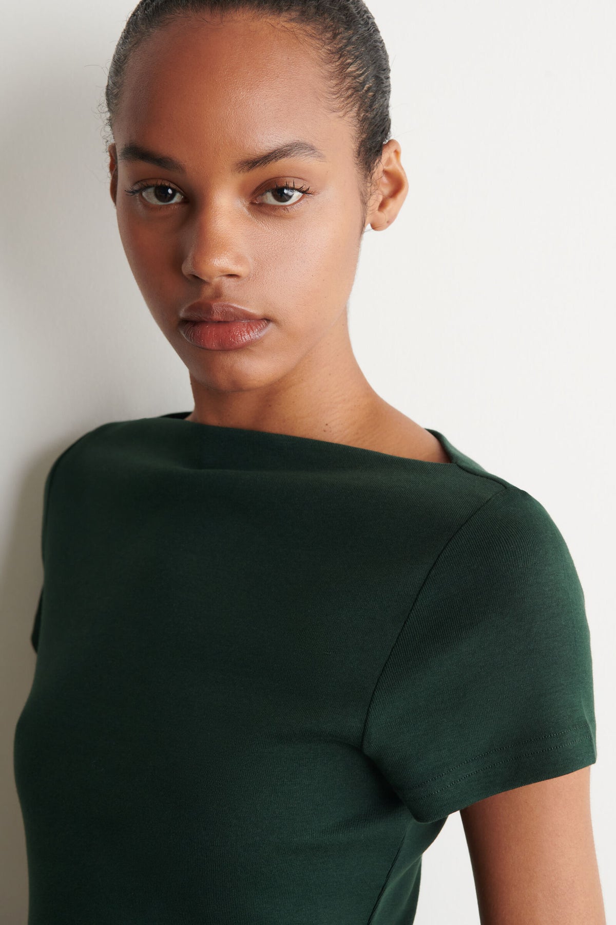 CAMISETA DE ALGODÓN DE CUELLO BARCO SLIM - VERDE OSCURO