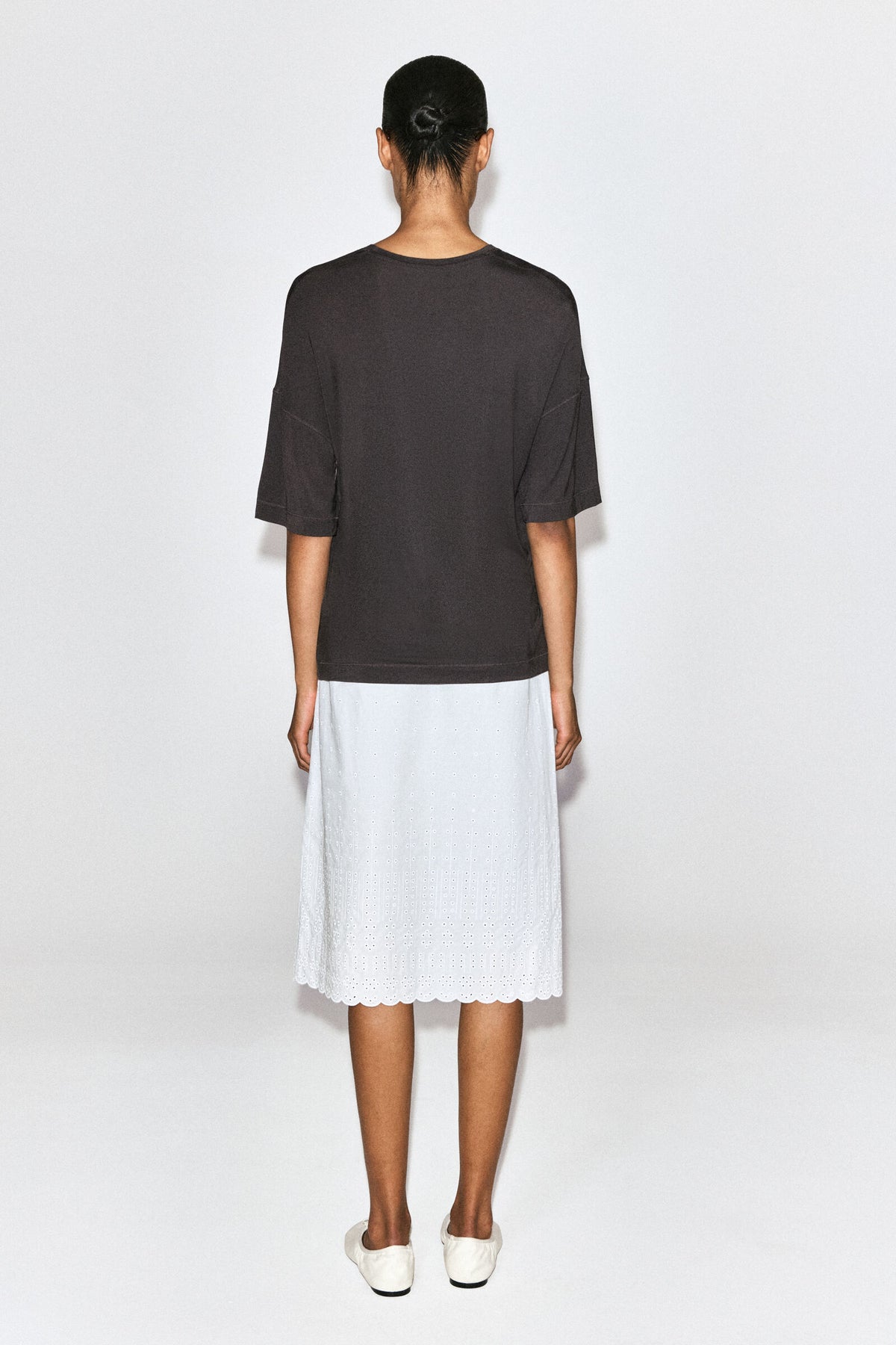 CAMISETA FLUIDA DE MODAL CON ESCOTE REDONDO - MARRÓN
