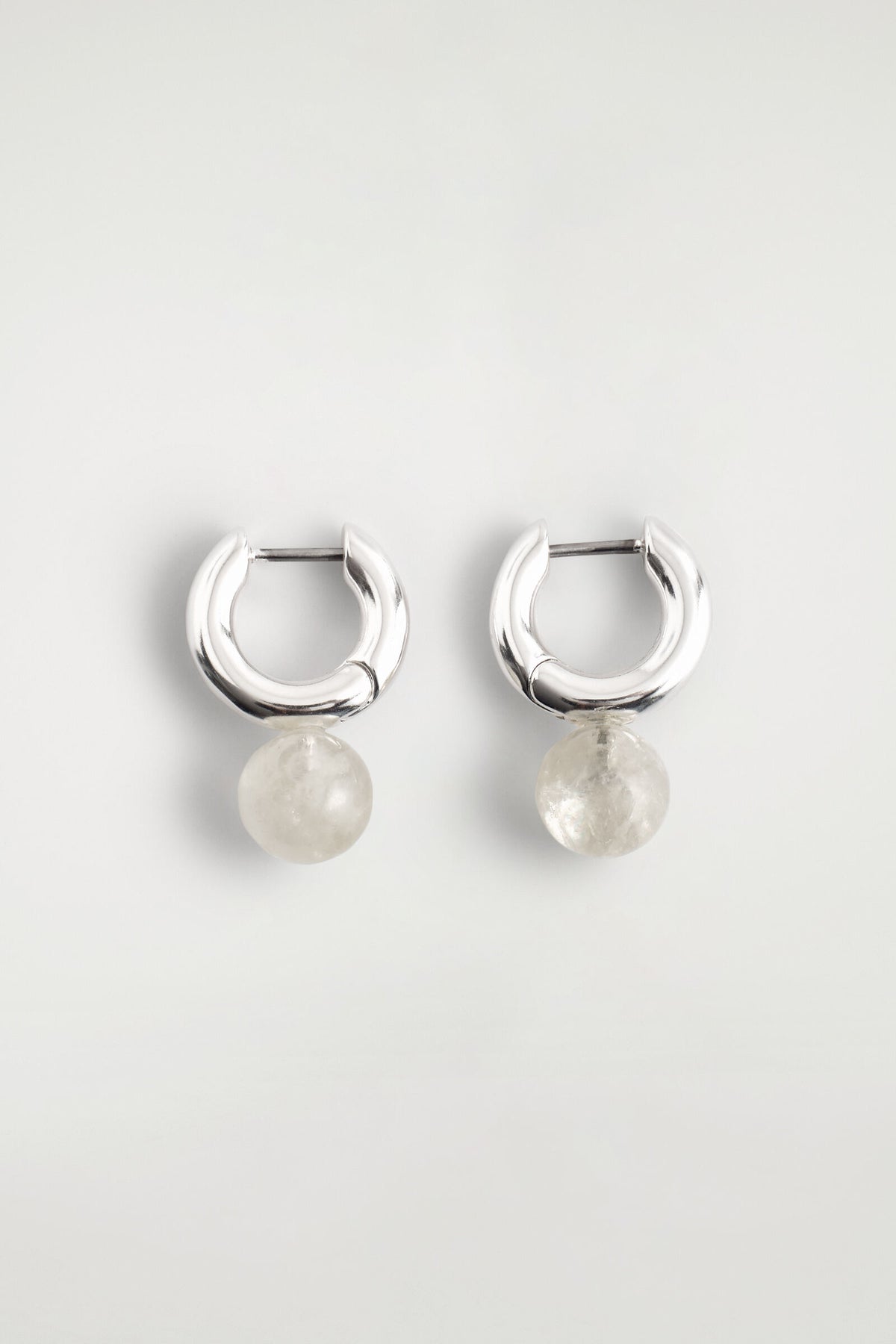 ARETES DE ARO CON CUENTAS - PLATA | DescriptiveStillLife