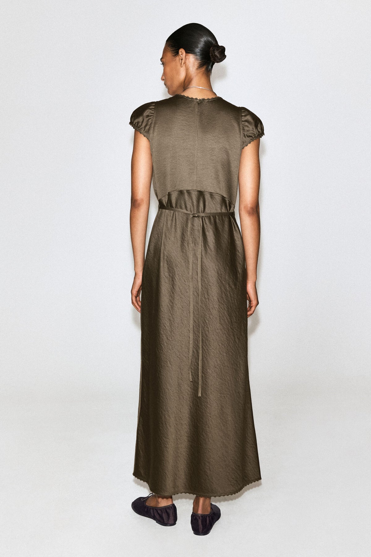 VESTIDO MIDI DE SATÉN BORDADO - MARRÓN