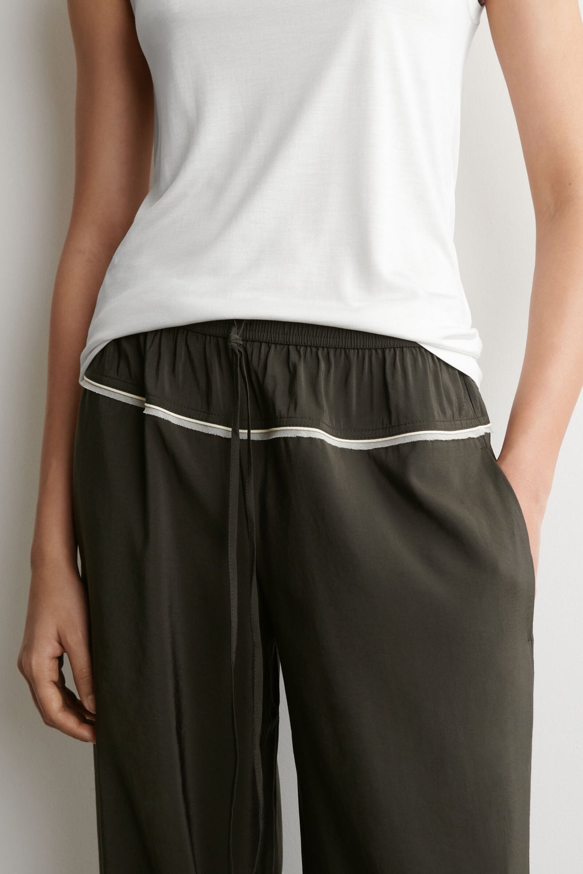 PANTALONES DE PIERNA RECTA CON CONTRASTE - VERDE OSCURO