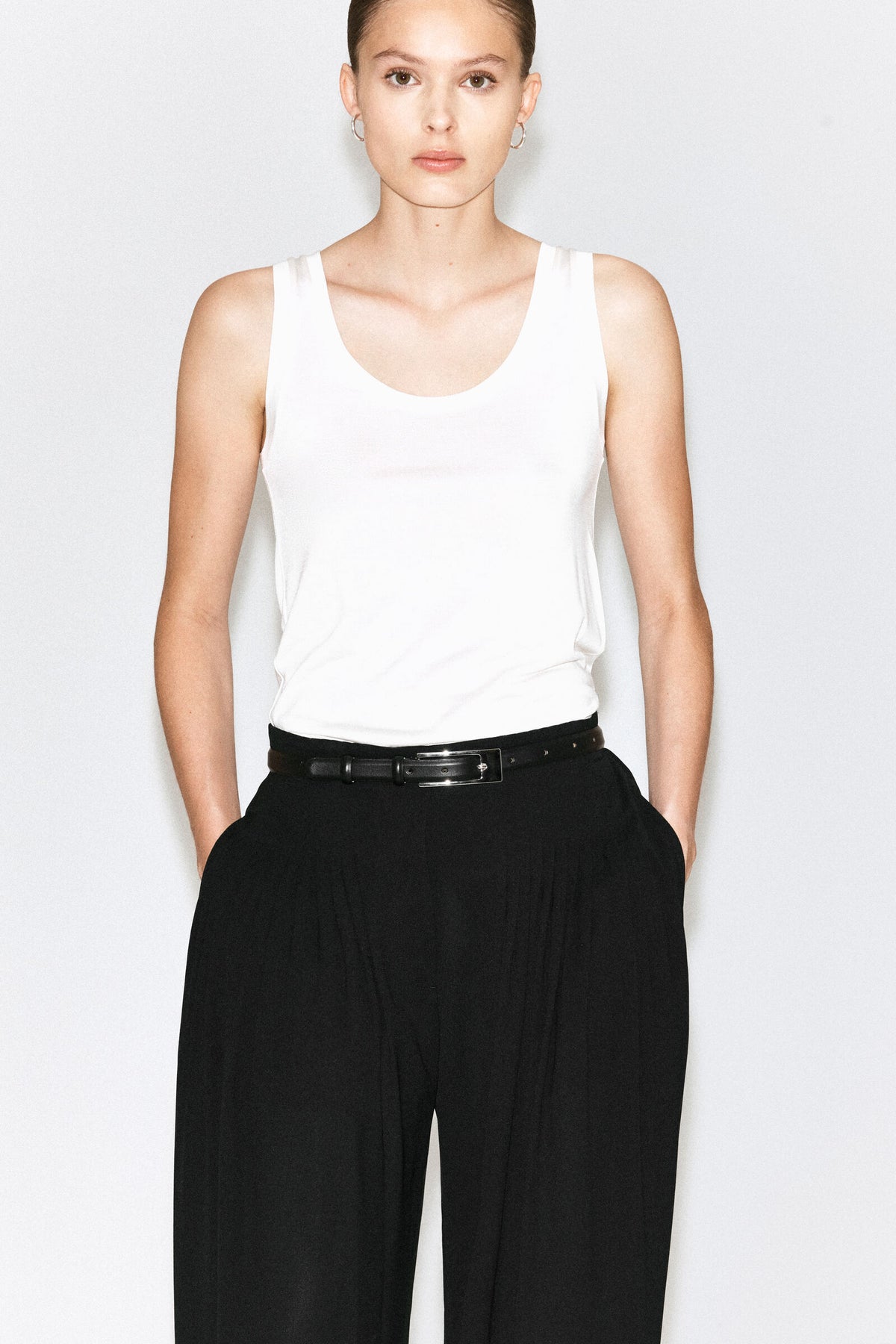 PANTALONES DE CREPÉ CON PLIEGUES - NEGRO