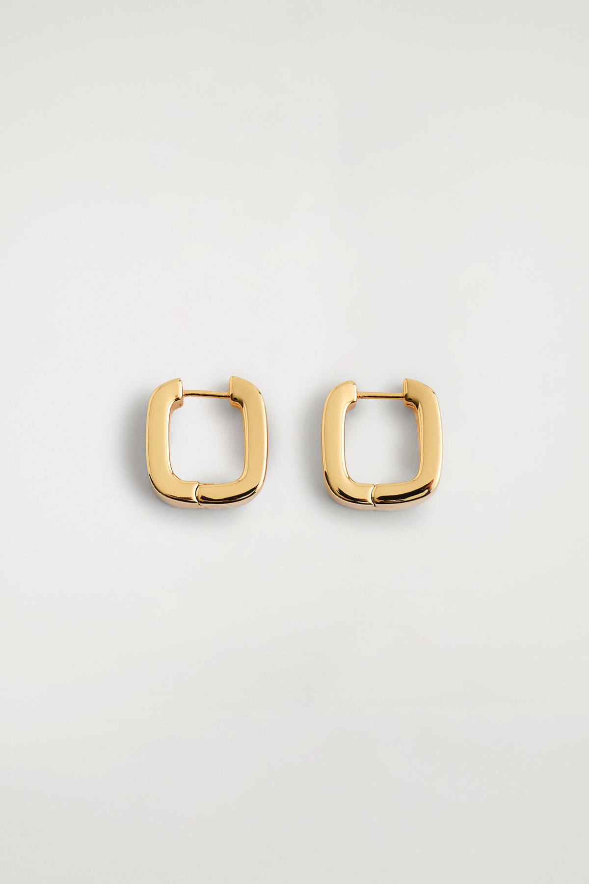 ARETES DE ARO CUADRADO - DORADO | DescriptiveStillLife