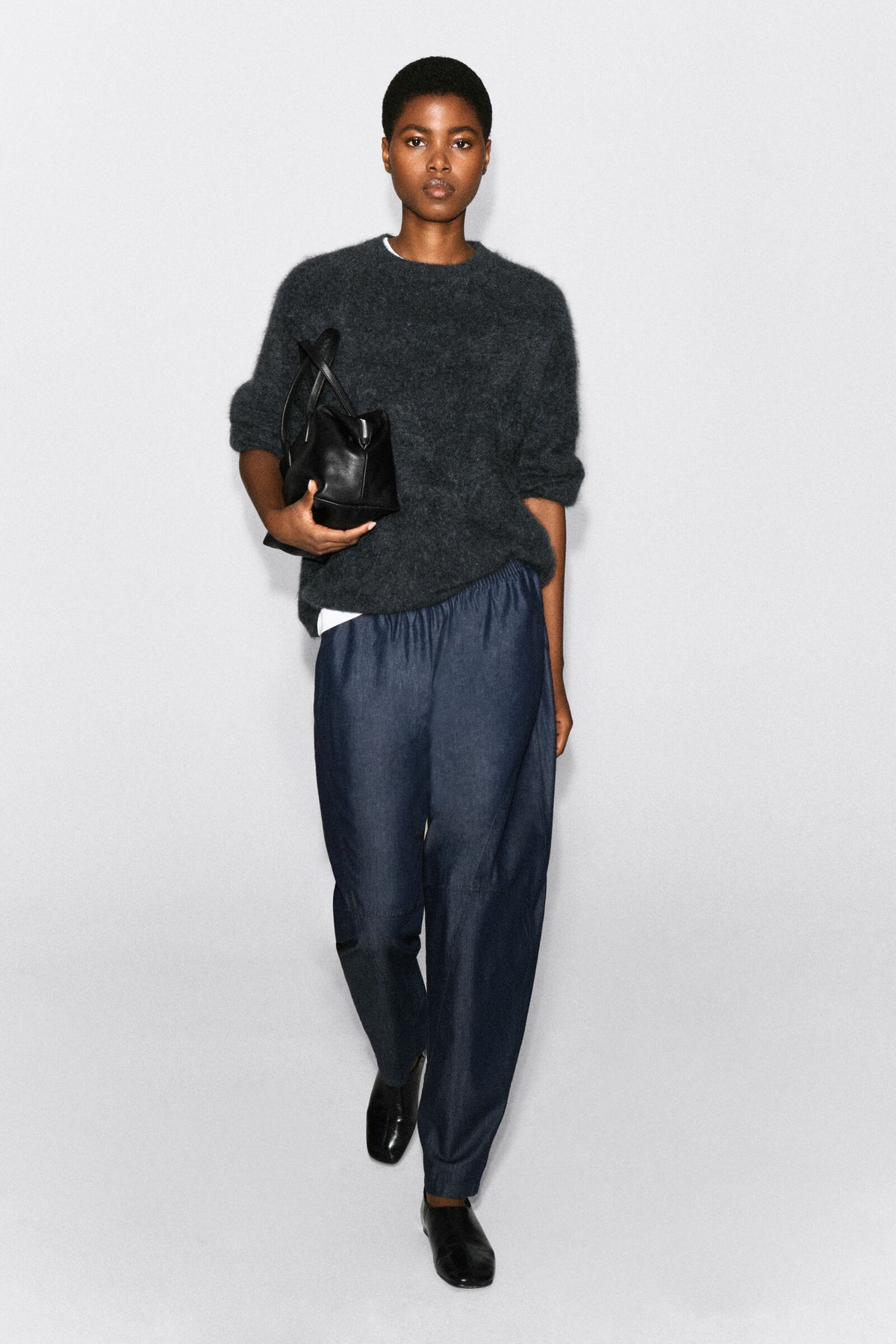 PANTALONES DE MEZCLILLA CON PIERNA BARREL Y ELÁSTICO - AZUL OSCURO