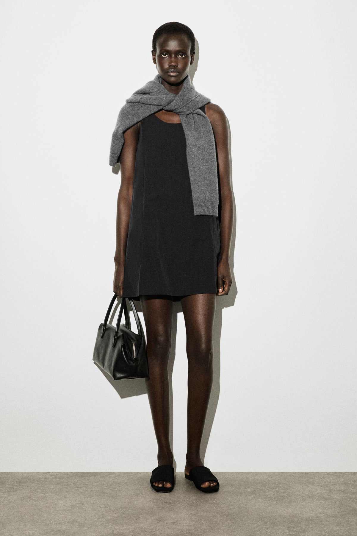 VESTIDO MINI DE NYLON CON PANELES DE JERSEY - NEGRO - StillMedia/Lookbook
