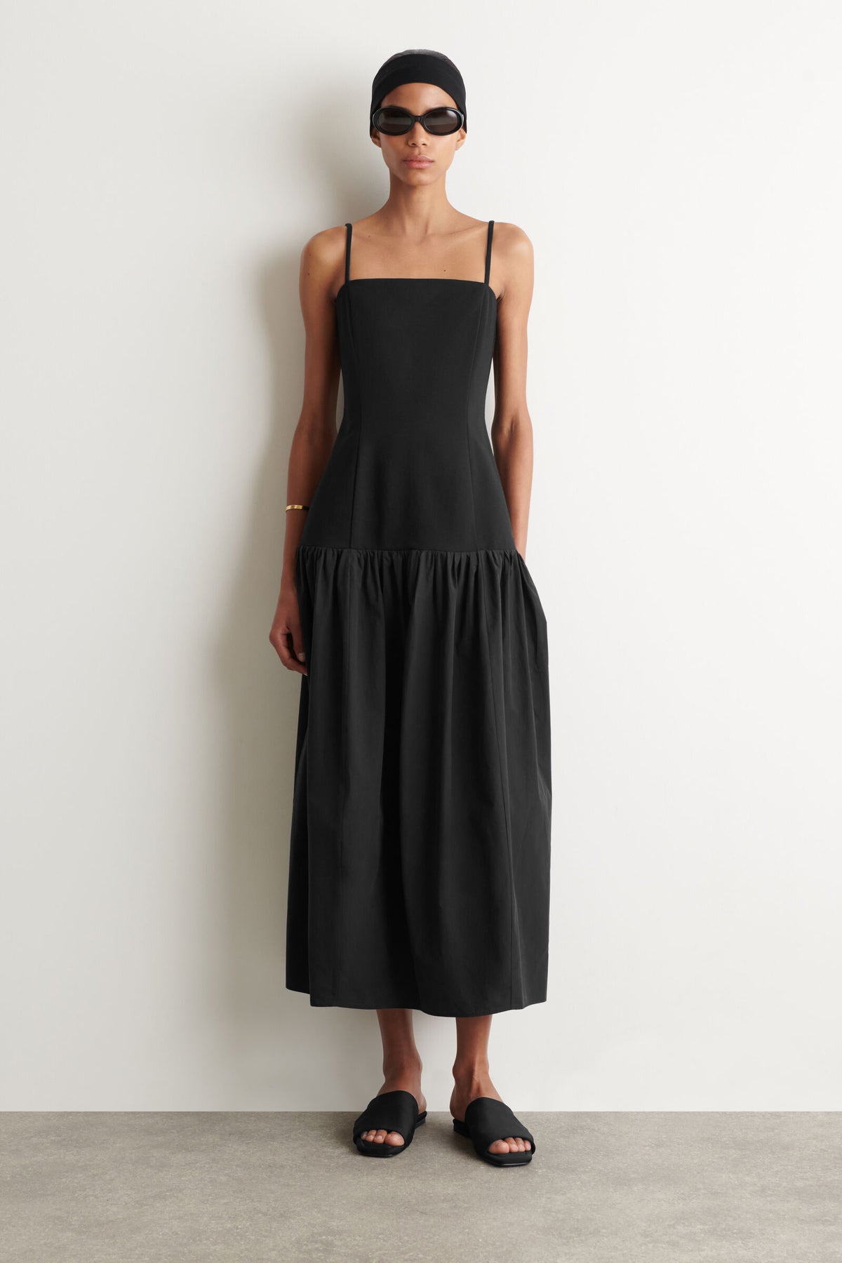 VESTIDO MIDI ESCULTÓRICO CON CINTURA CAÍDA - NEGRO