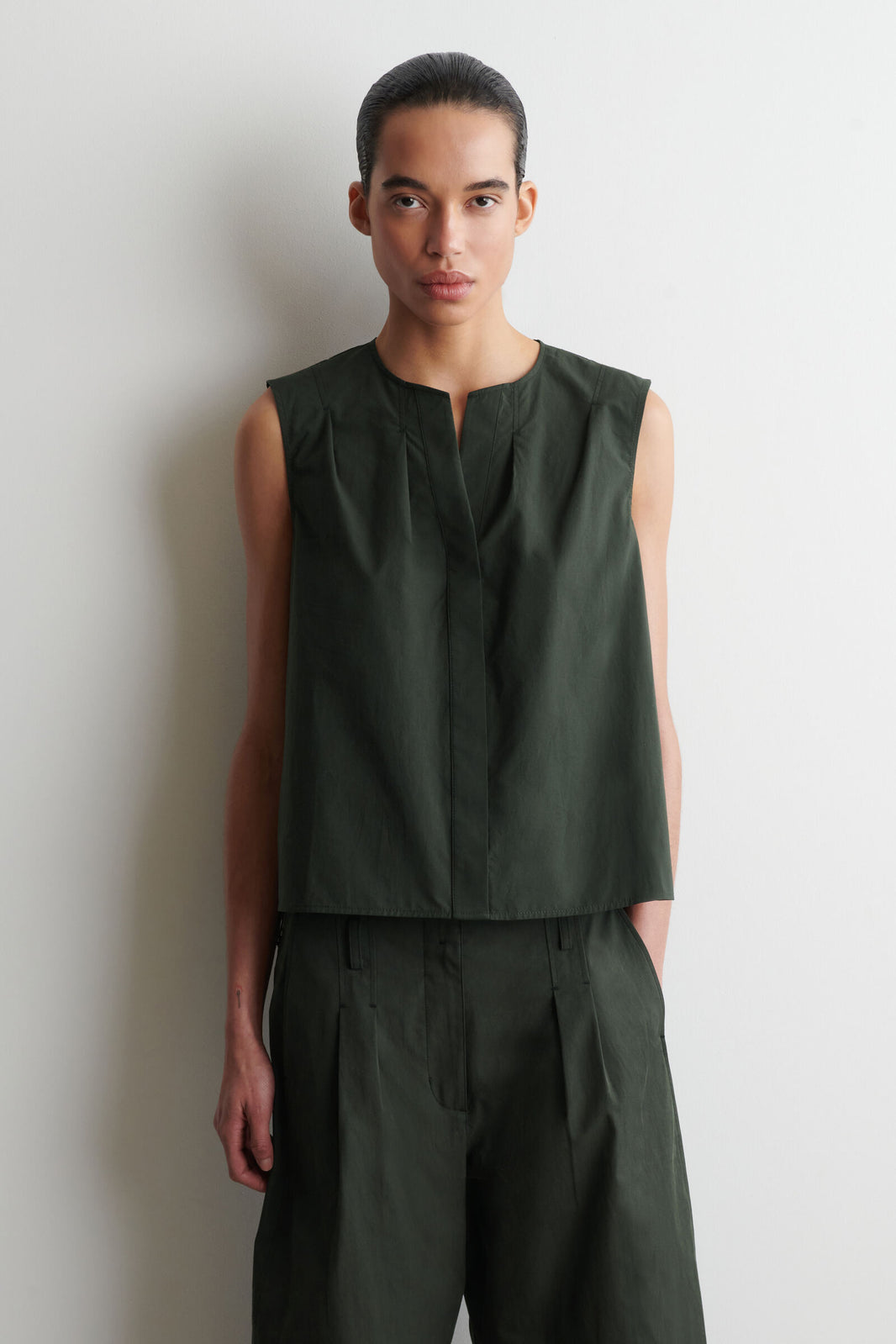 BLUSA SIN MANGAS CON PLIEGUES - VERDE OSCURO