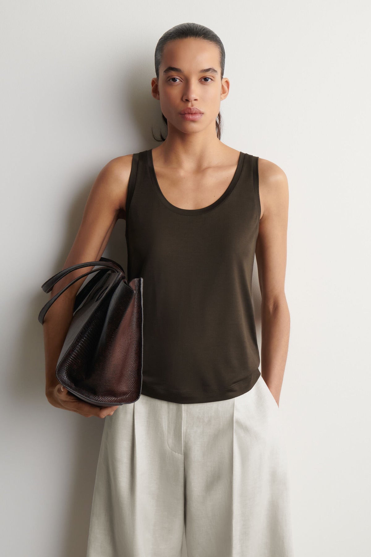 TANK TOP DE SEDA CON ESCOTE REDONDO - MARRÓN